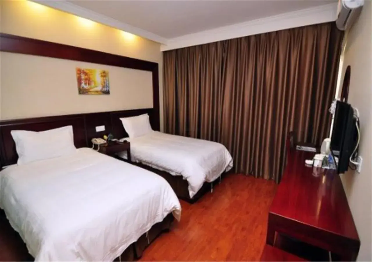 Photo of the whole room, Bed in GreenTree Inn Yunnan Kunming Chenggong University City Shilin Street Express Hotel Photo of the whole room, Bed in GreenTree Inn Yunnan Kunming Chenggong University City Shilin Street Express Hotel