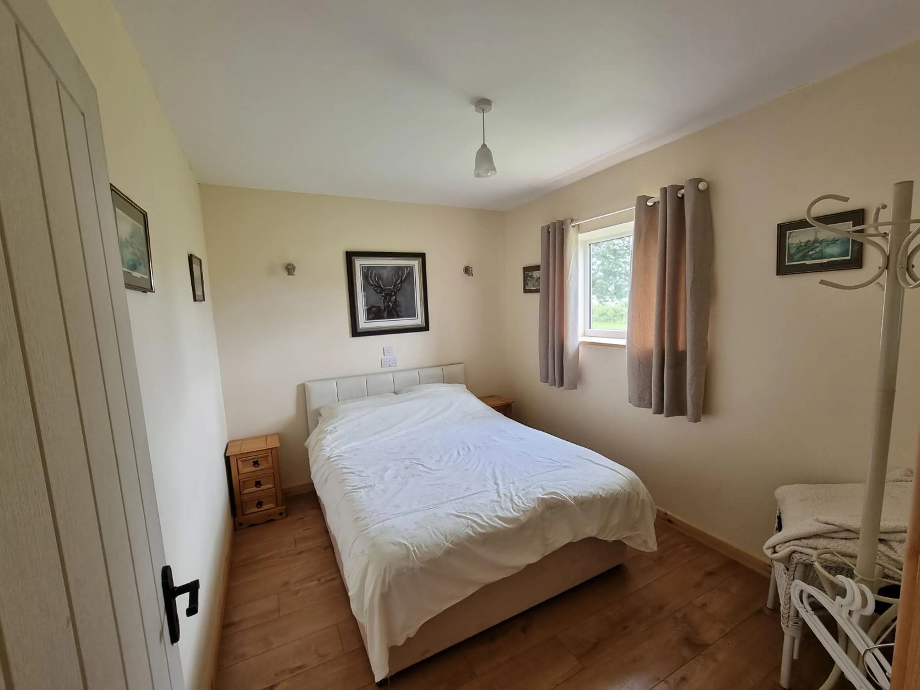 Bedroom, Bed in Burnt House Farm