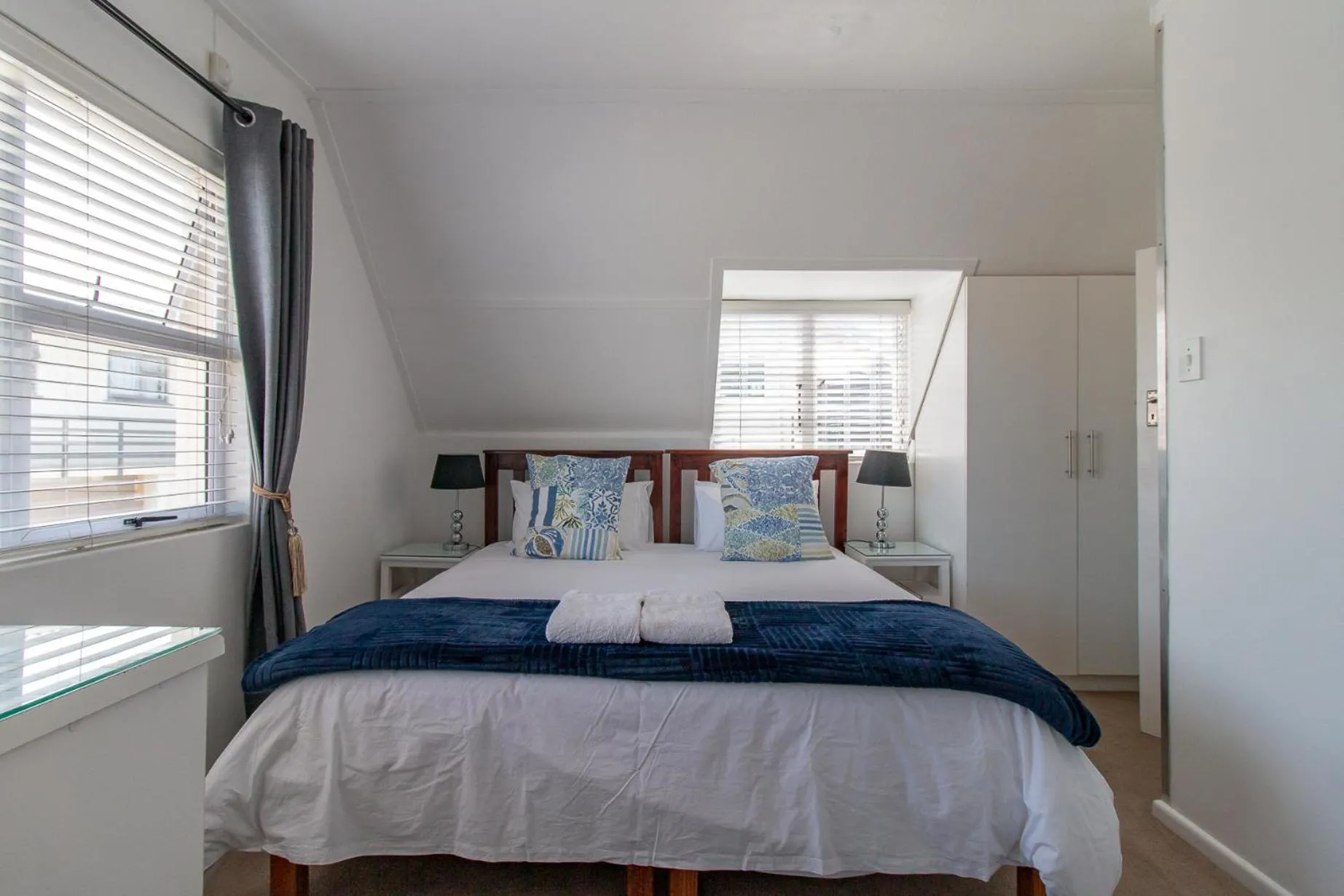 Bed in TwentyFour 17 Inn