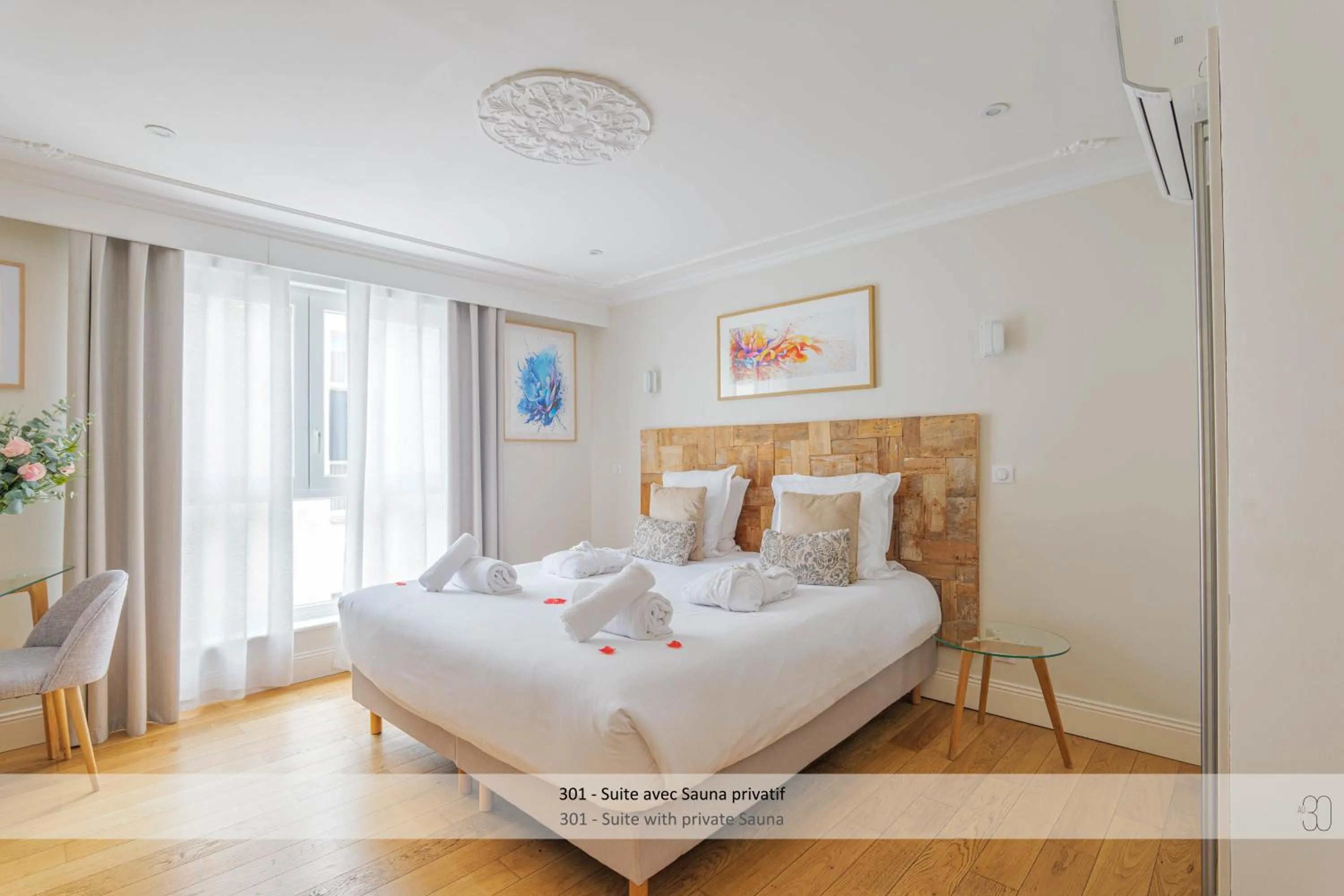 Photo of the whole room, Bed in Au 30 Lille Centre Grand Palais