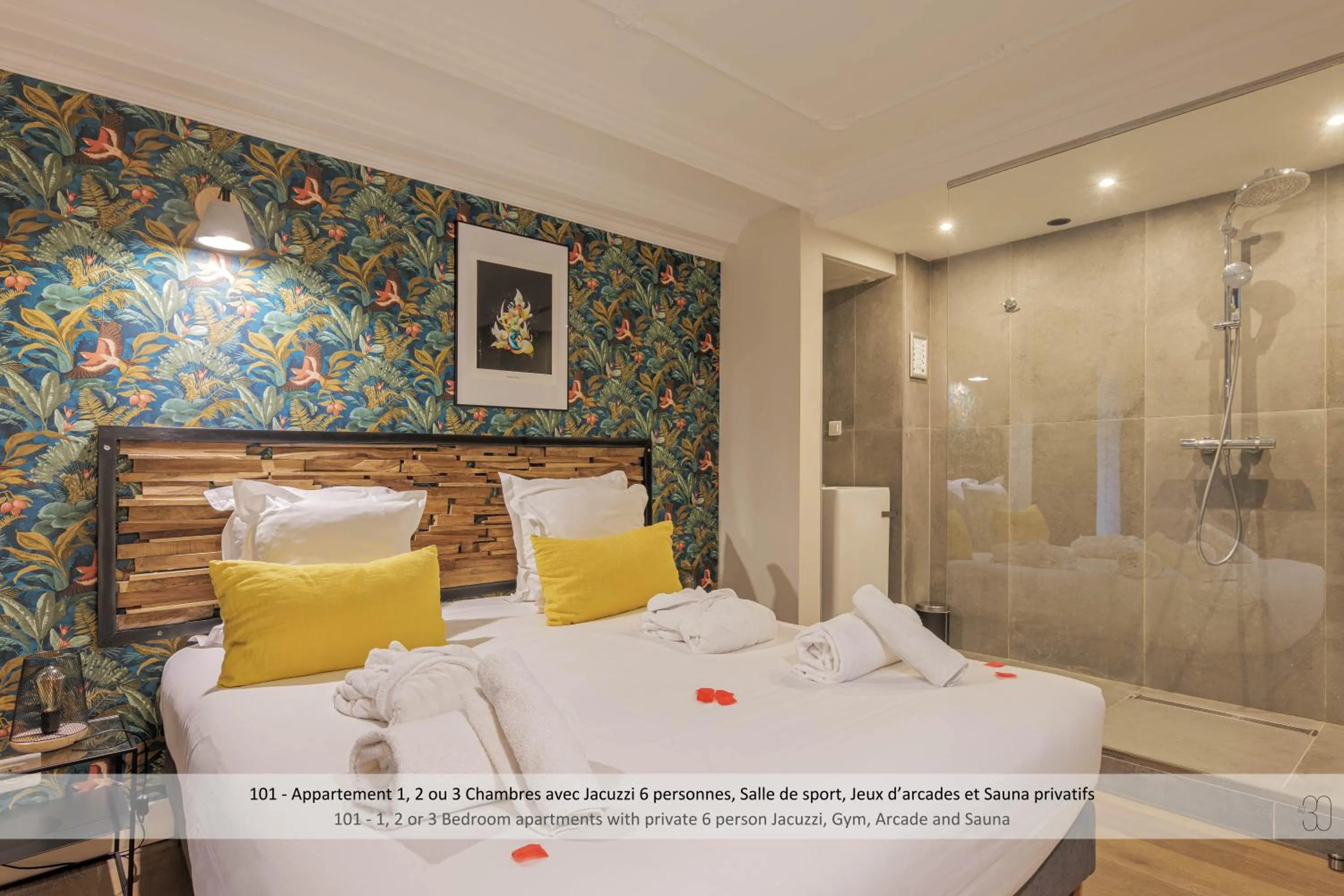 Shower, Bed in Au 30 Lille Centre Grand Palais