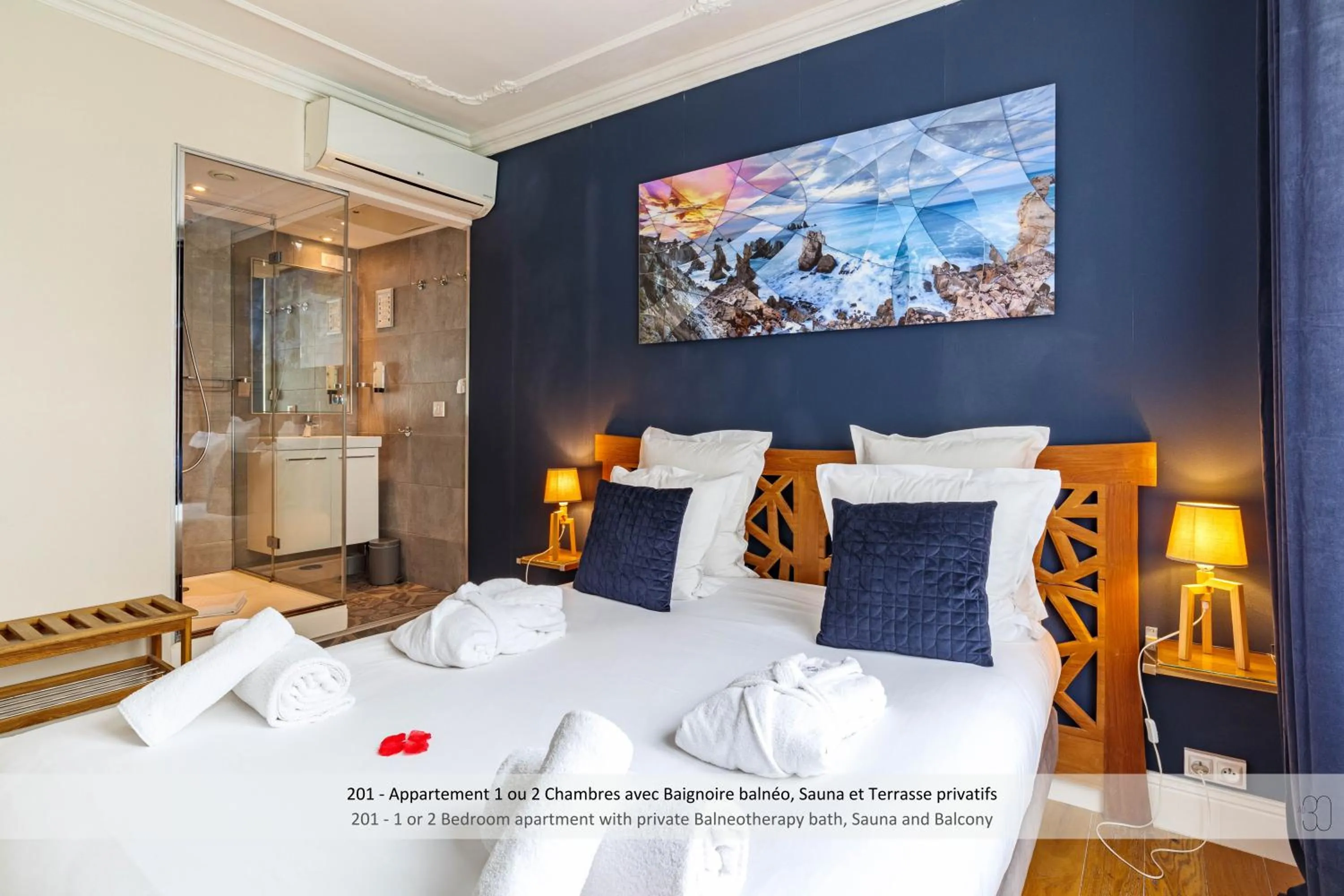 Bathroom, Bed in Au 30 Lille Centre Grand Palais