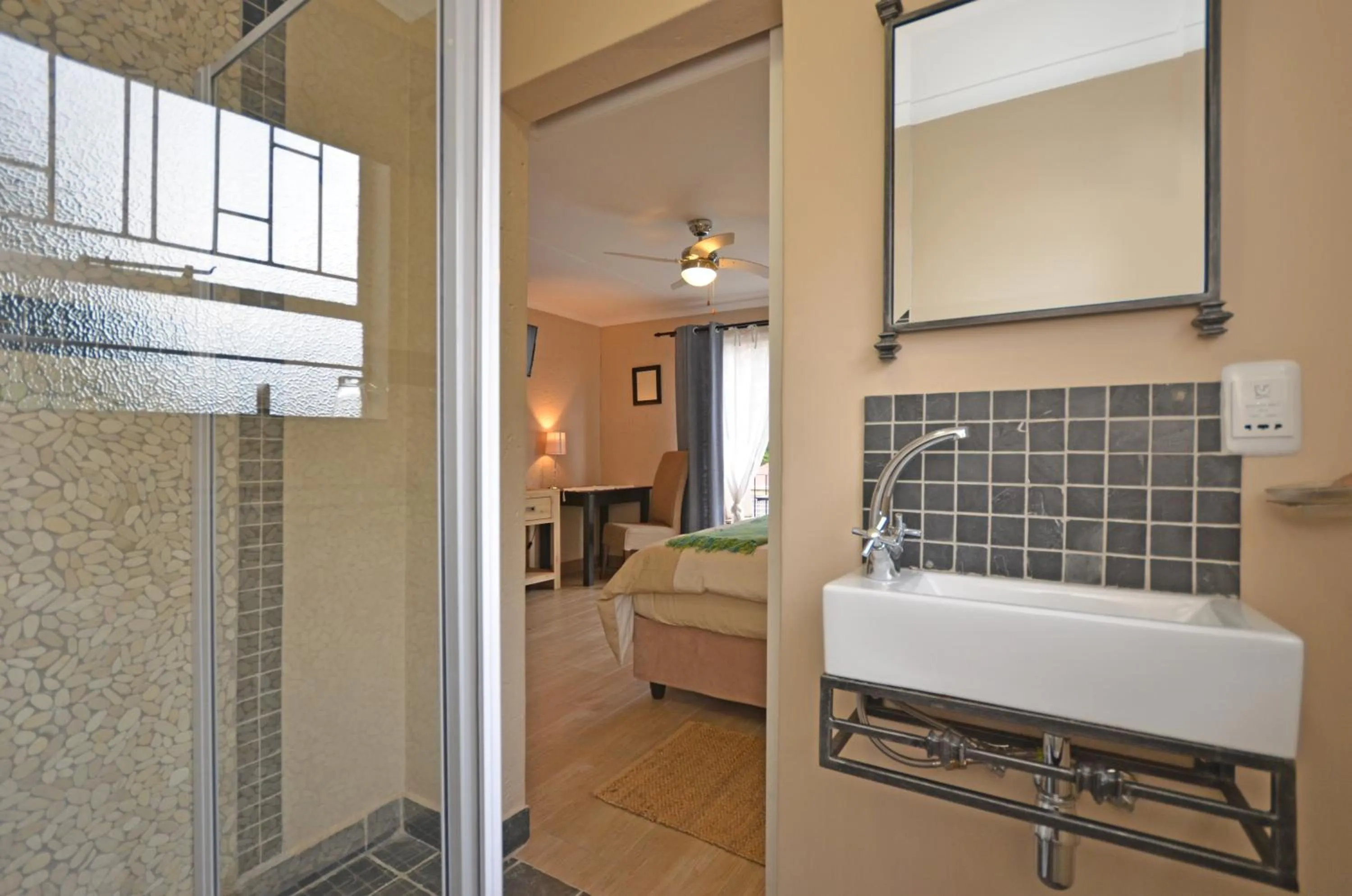 Bathroom, Bed in B&B on 8th Avenue