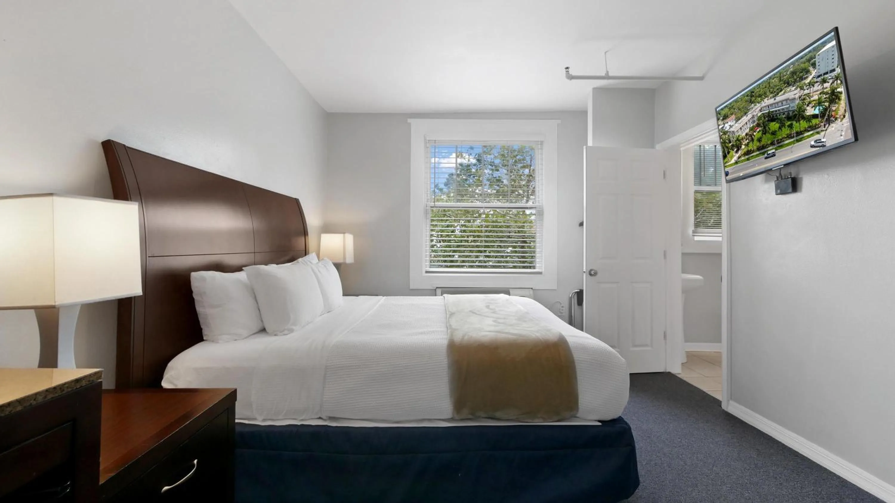 Bedroom, Bed in Crystal Bay Historic Hotel
