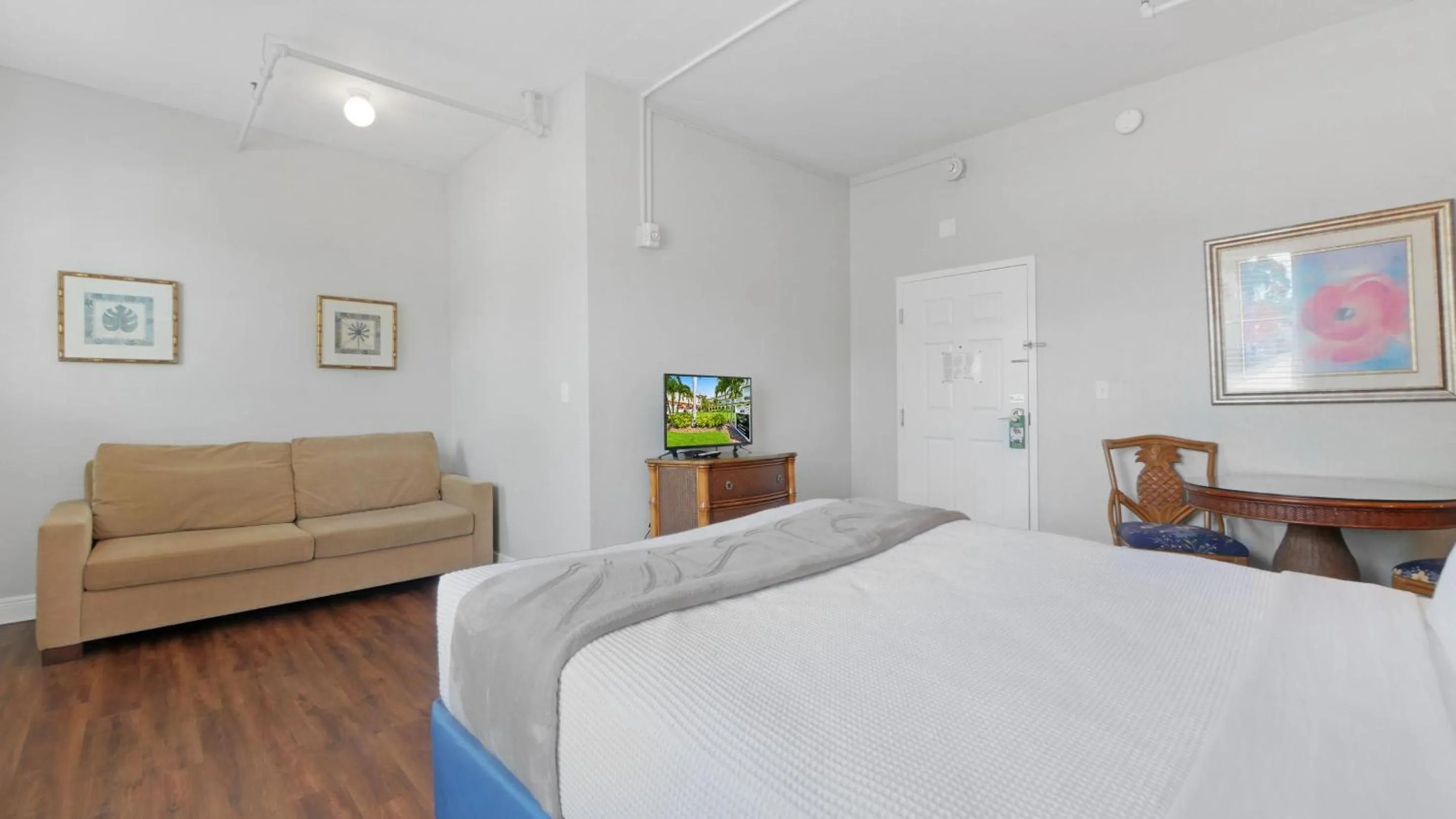 Seating area, Bed in Crystal Bay Historic Hotel