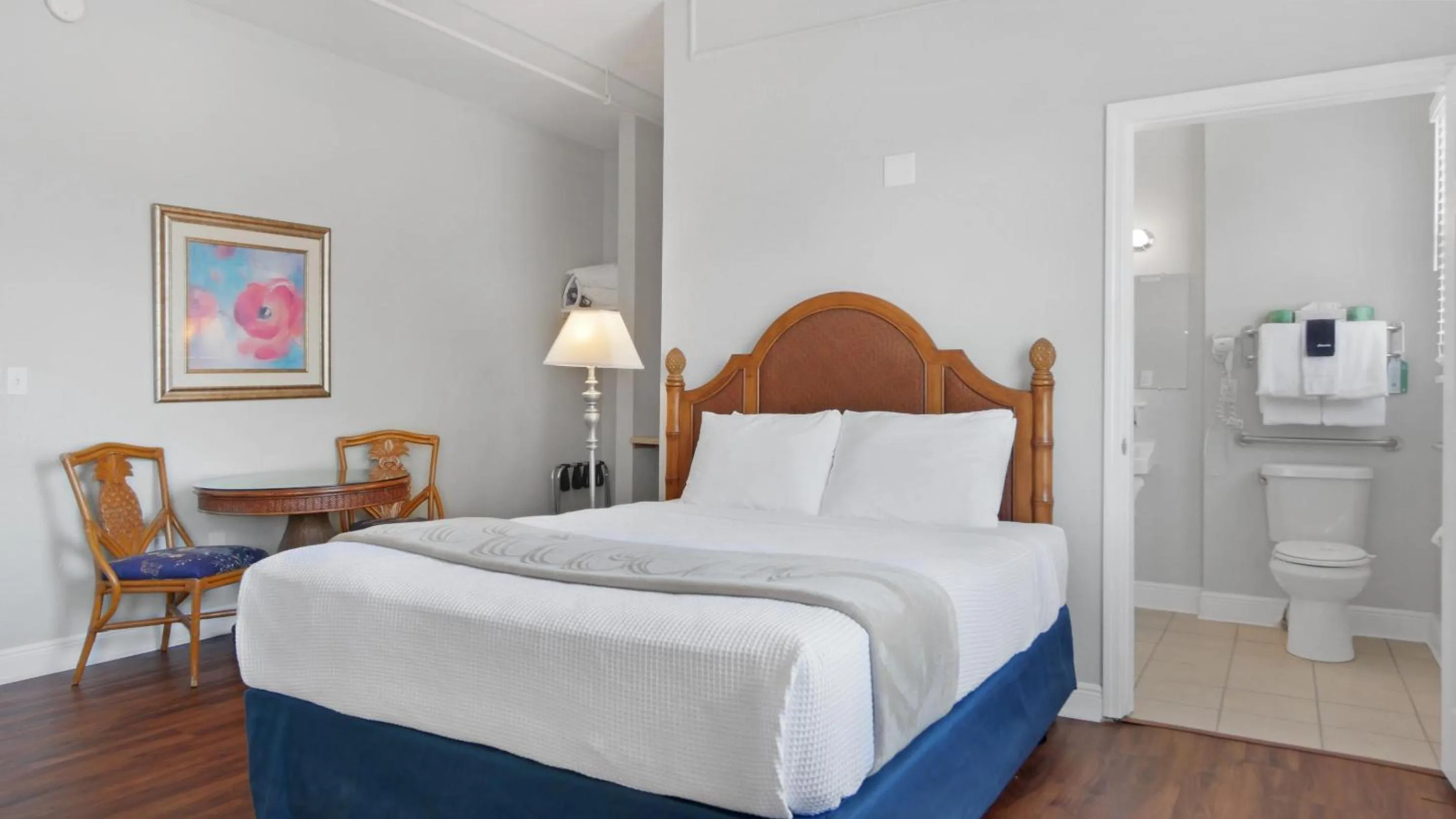 Bedroom, Bed in Crystal Bay Historic Hotel