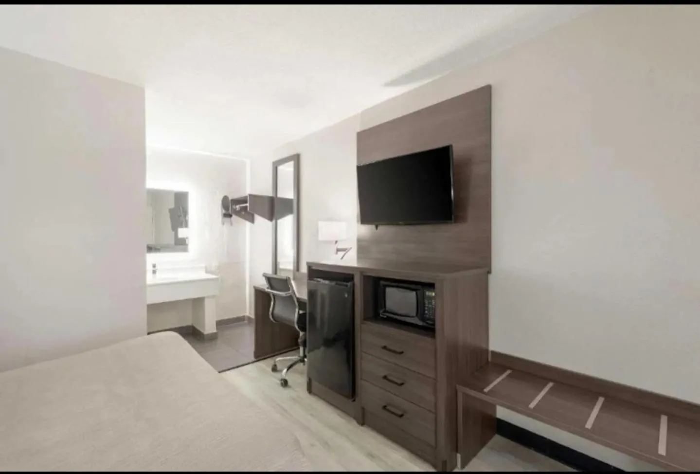 Bed in Downtown Inn & Studio Suites