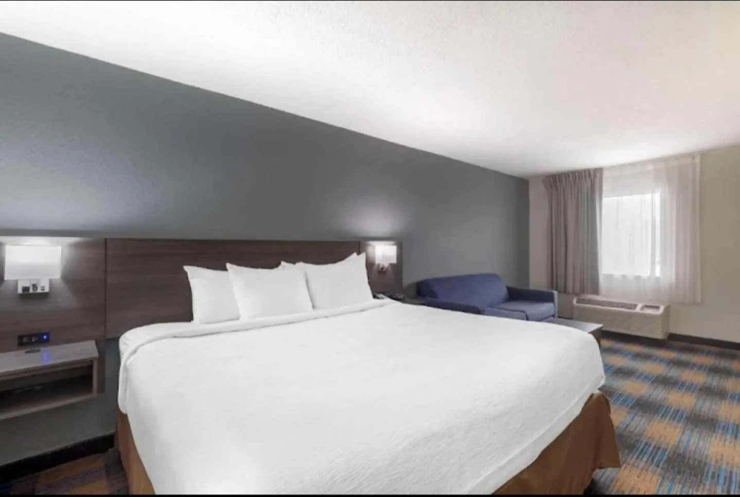 Bed in Downtown Inn & Studio Suites