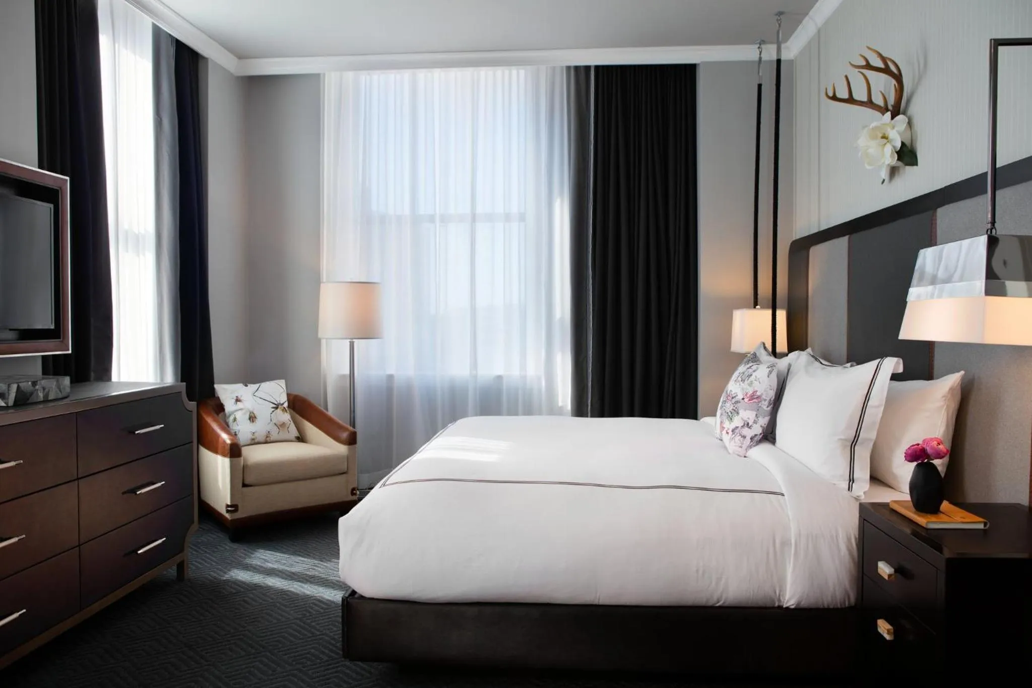 Photo of the whole room, Bed in Kimpton Cardinal Hotel by IHG