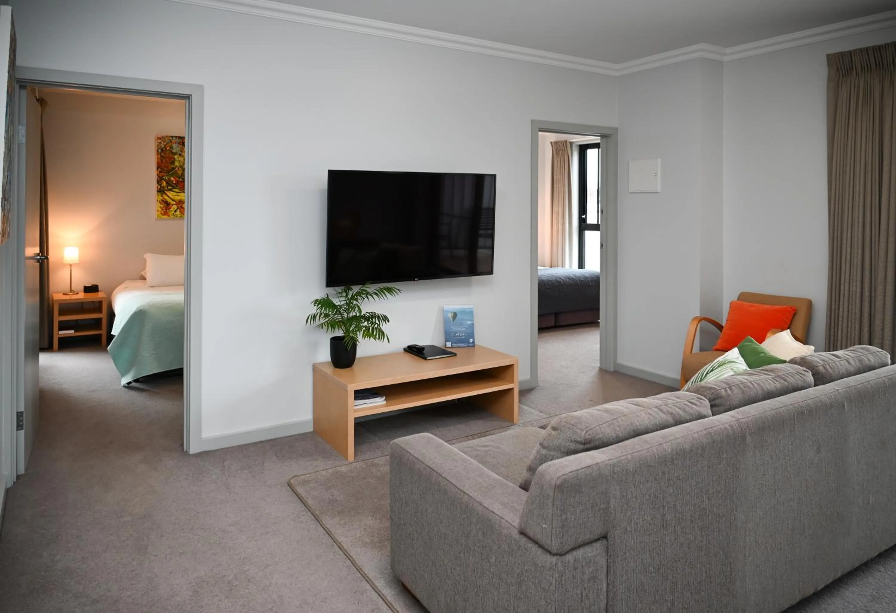TV and multimedia, Bed in Mansfield Apartments