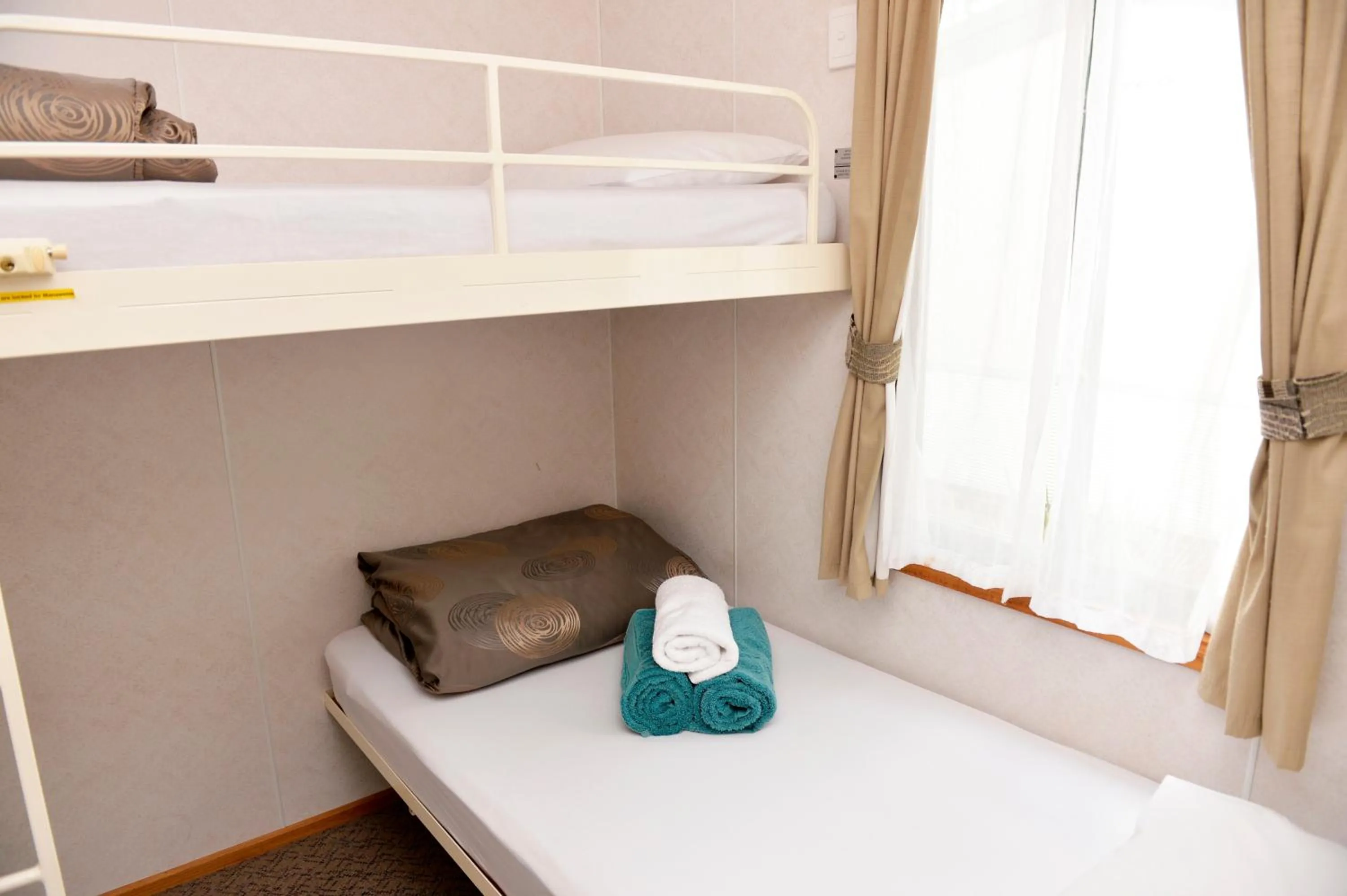 bunk bed, Bed in Riverside Cabin Park