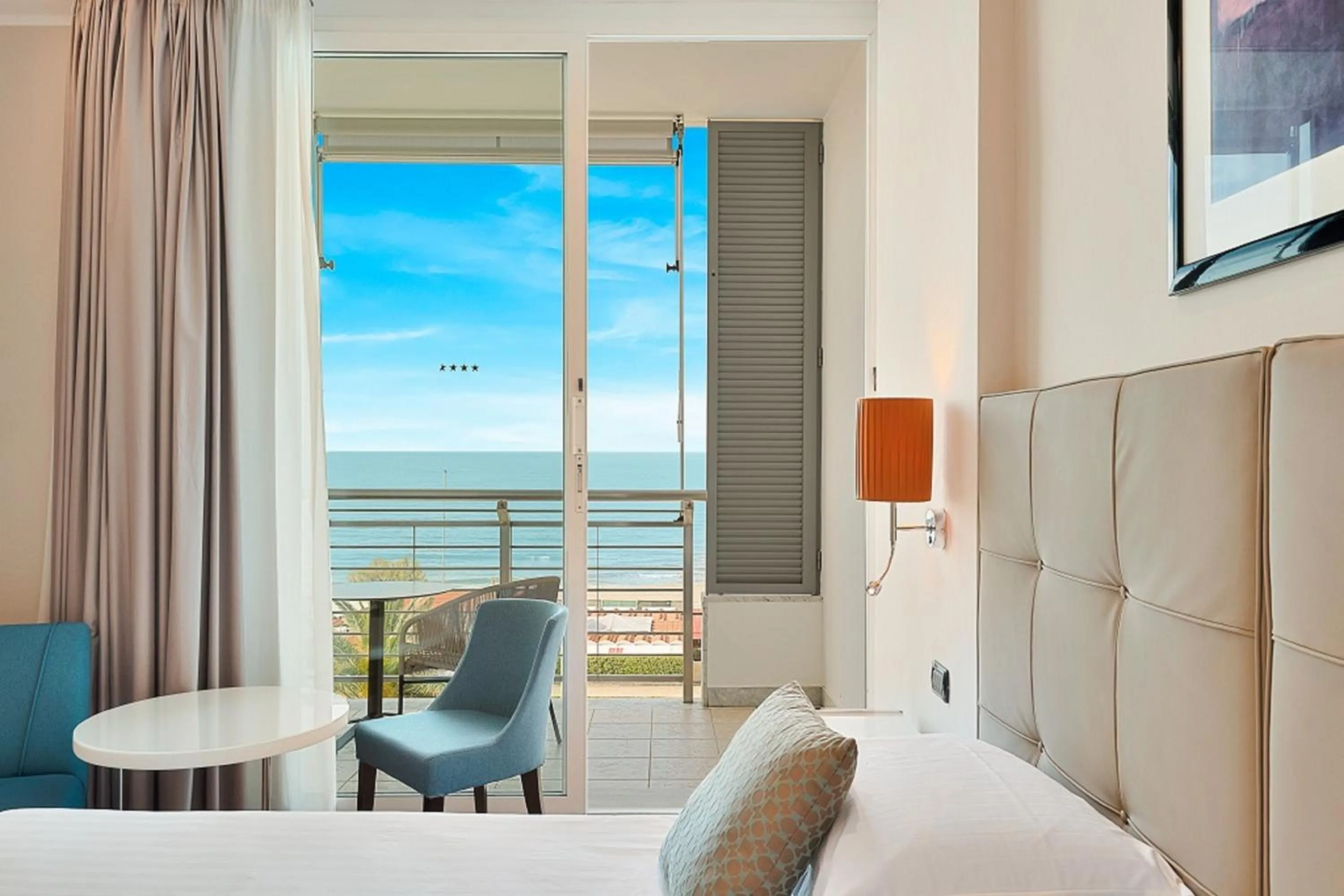 Balcony/Terrace, Bed in Hotel Excelsior