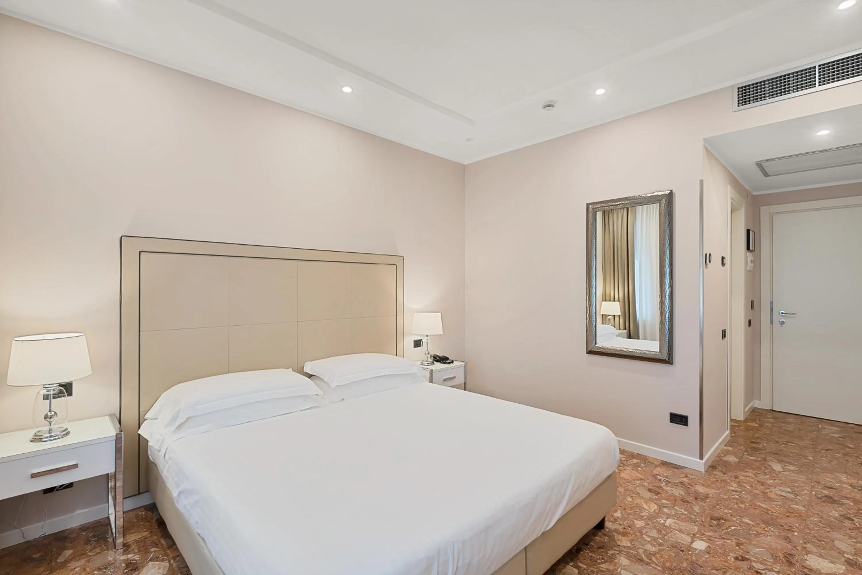 Bedroom, Bed in Hotel Excelsior