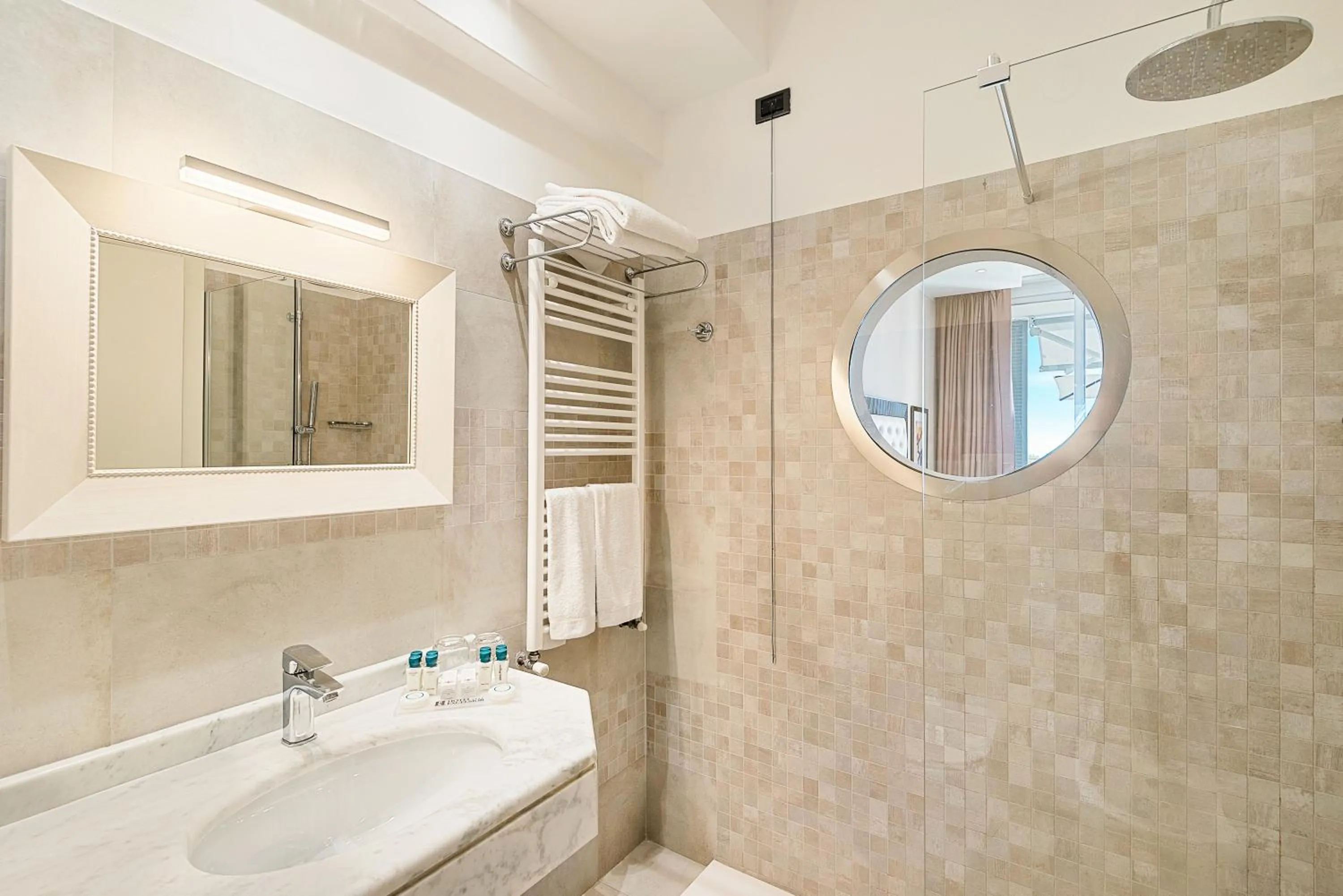 Shower in Hotel Excelsior