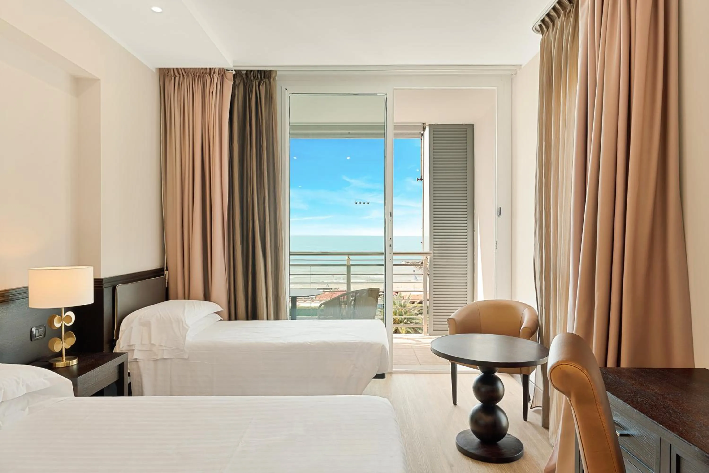 Balcony/Terrace, Bed in Hotel Excelsior