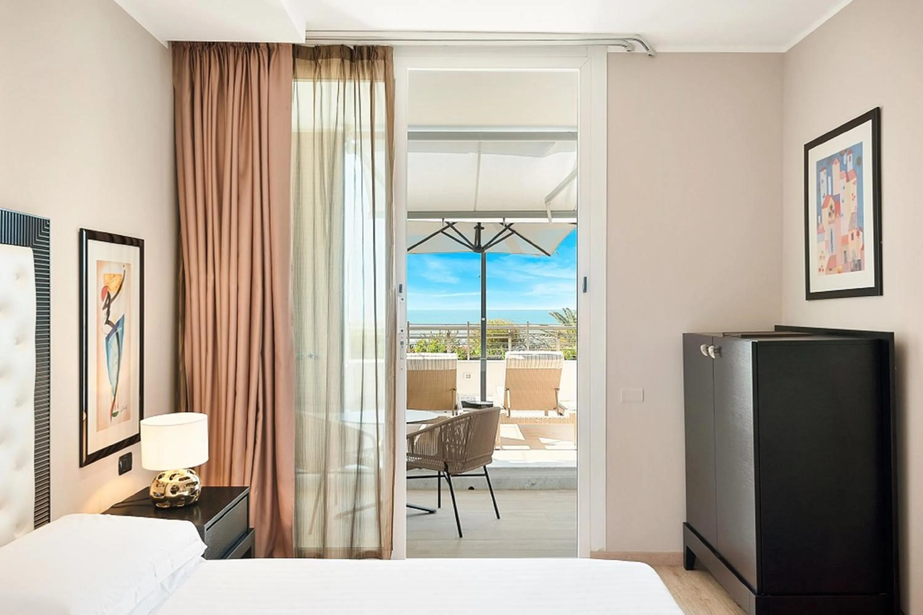 Balcony/Terrace, Bed in Hotel Excelsior