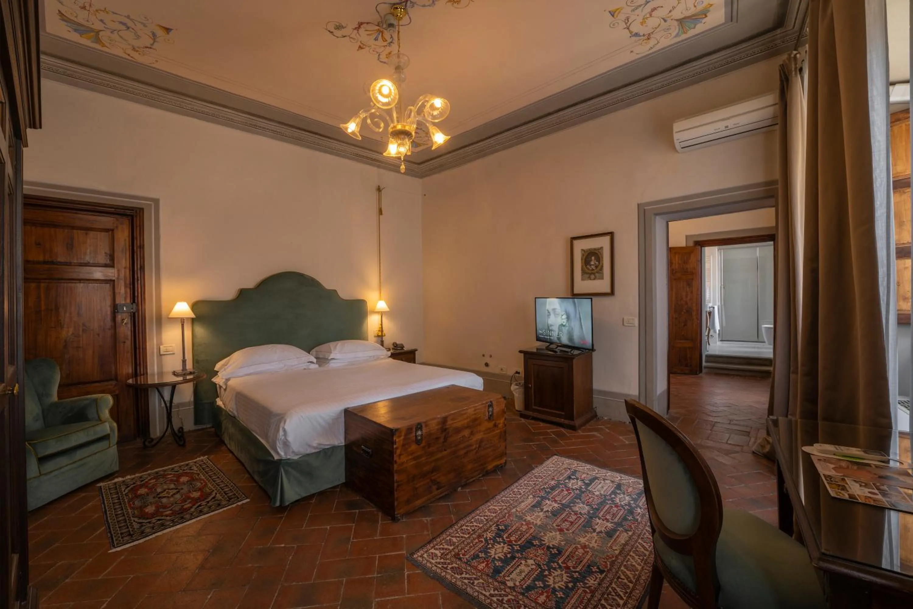 Bathroom, Bed in Palazzo Leopoldo Dimora Storica & Spa