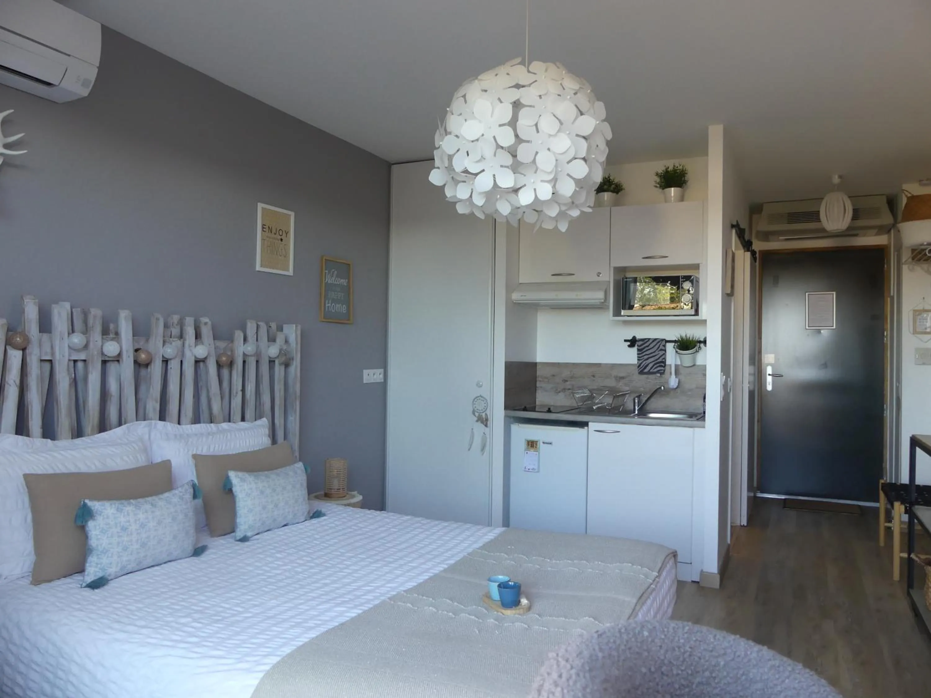 Photo of the whole room, Bed in Studios Nuitée en Provence