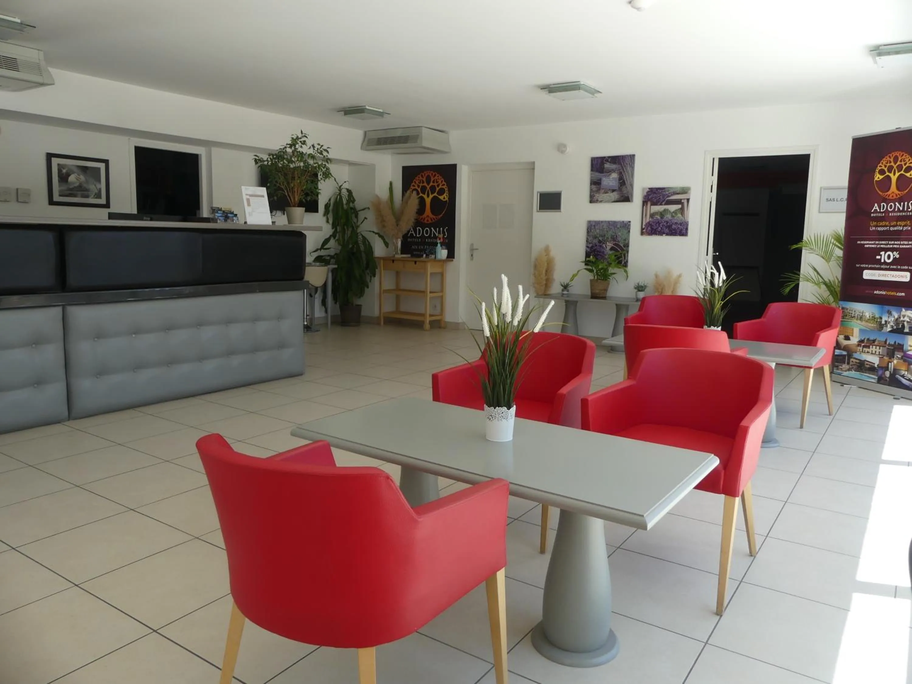 Lobby or reception in Studios Nuitée en Provence