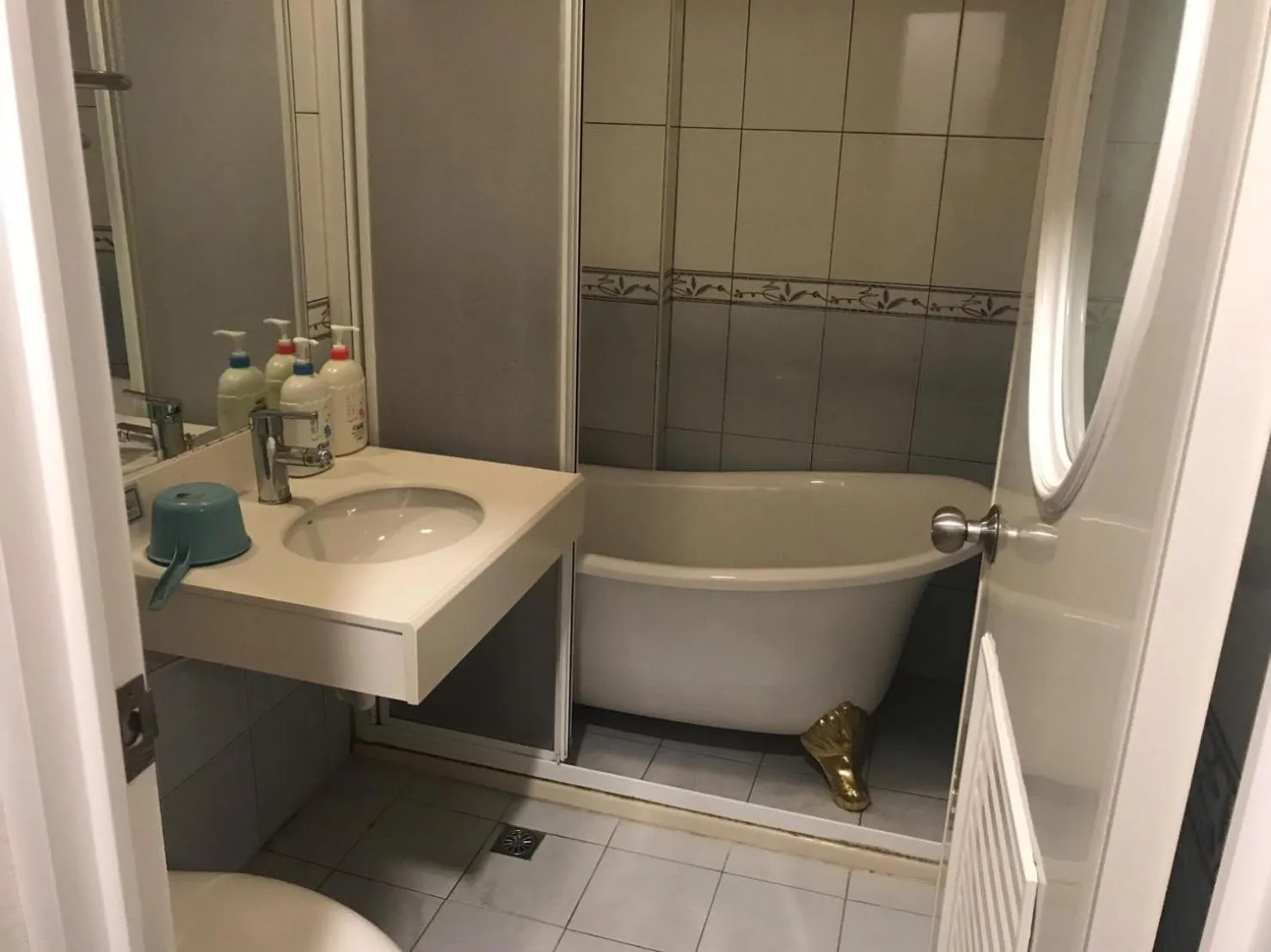 Bath in Songboling Hot Spring Inn