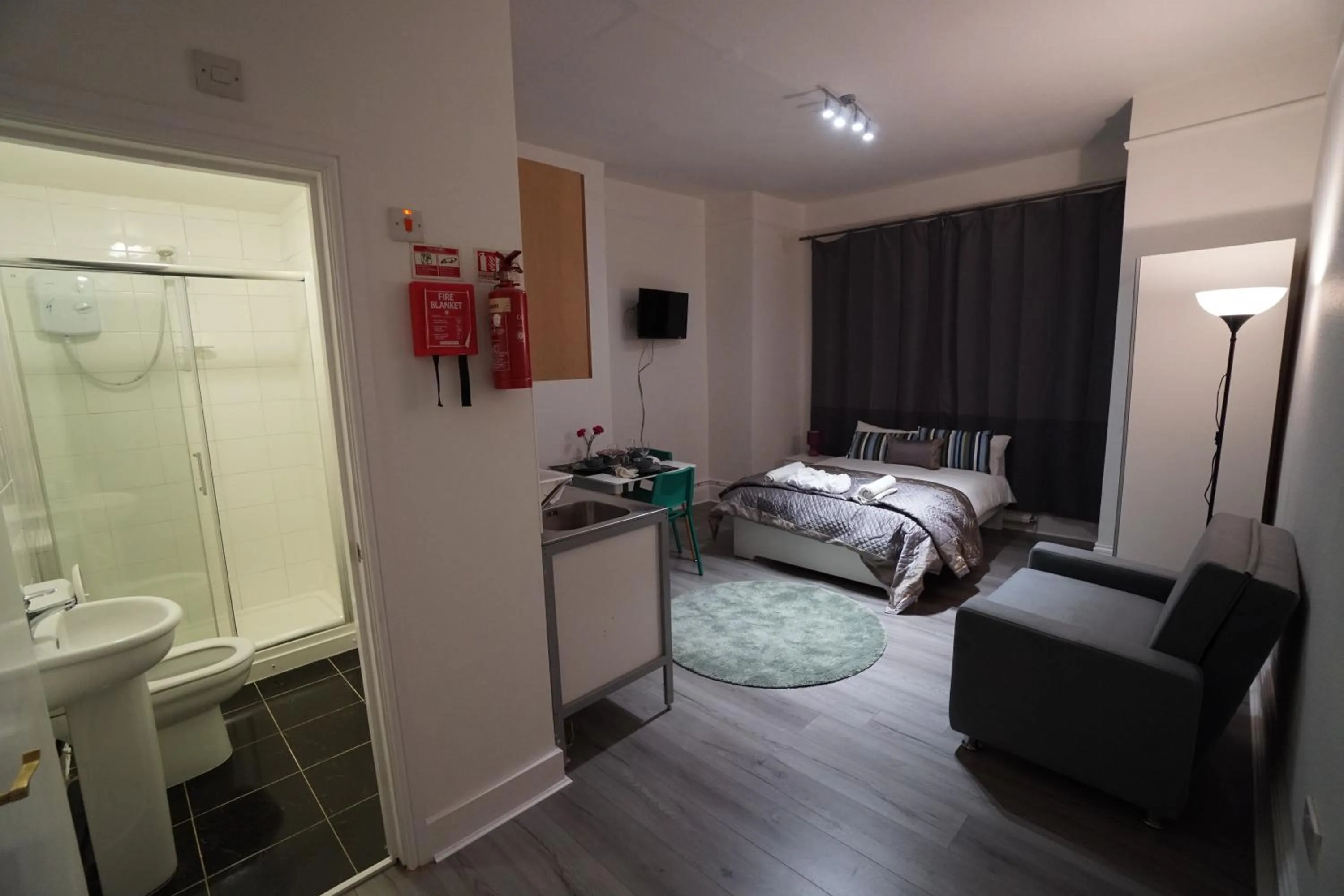 Bed in London Queen Park Apartments