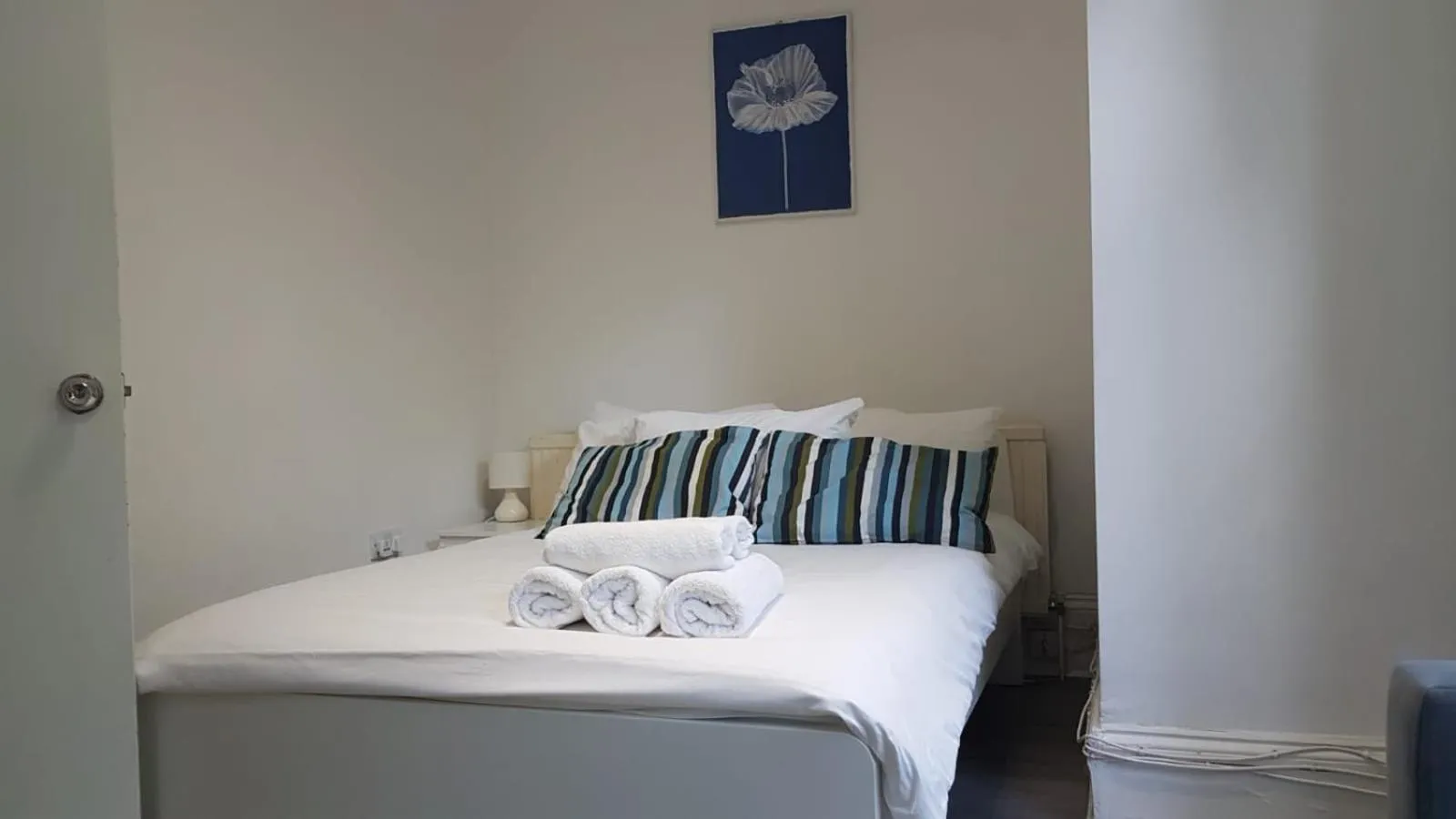 Bed in London Queen Park Apartments