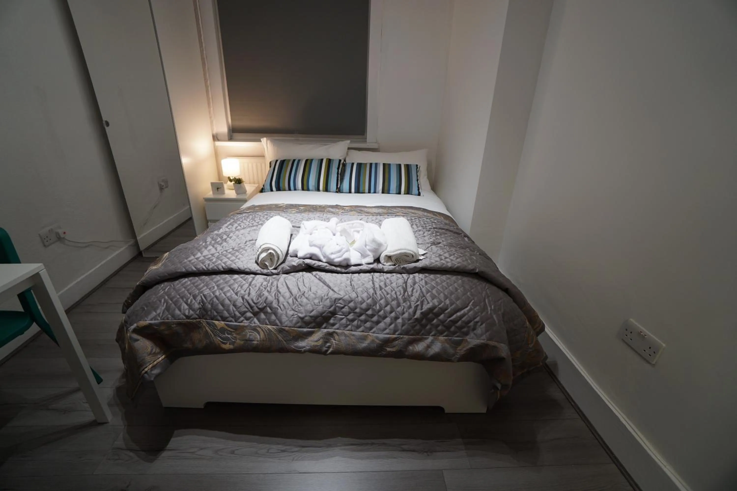 Bed in London Queen Park Apartments