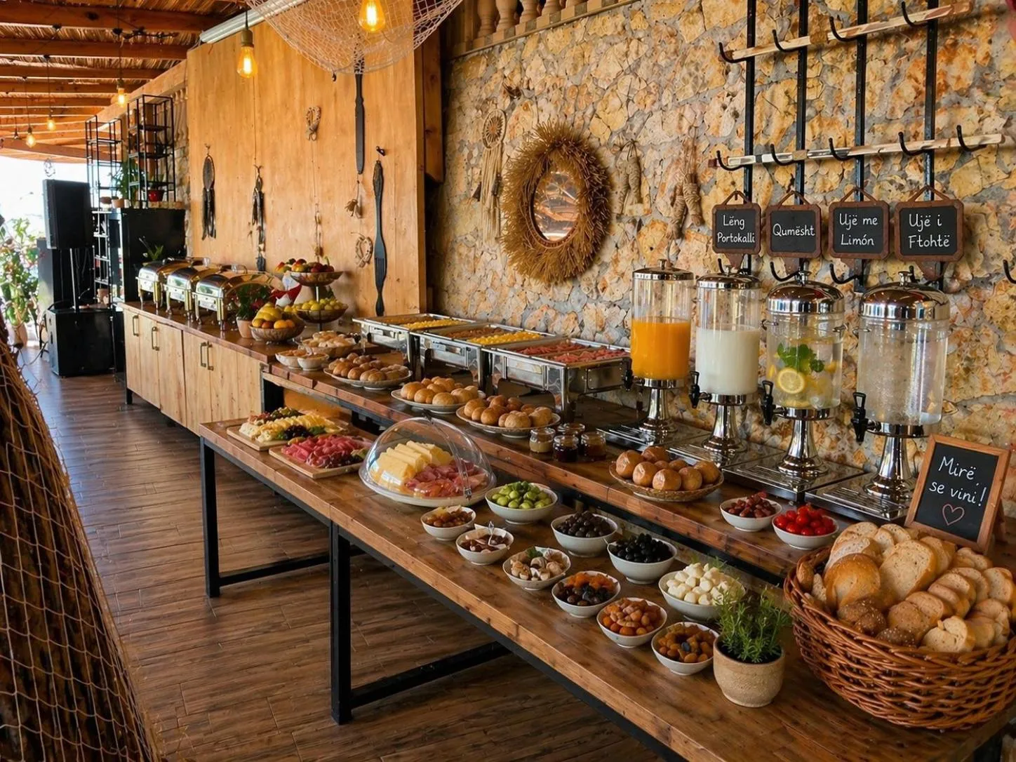 Food and drinks in Hotel Zhironi