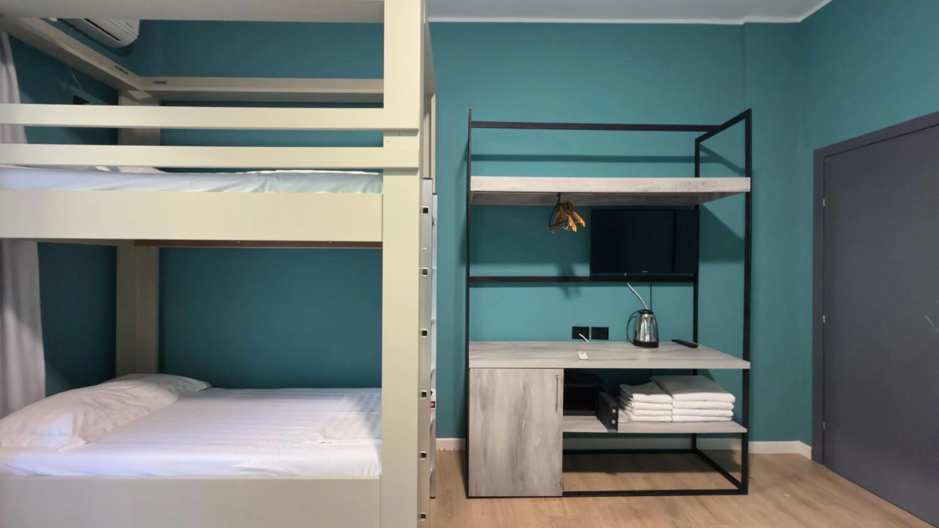bunk bed, Bed in Hotel Zhironi