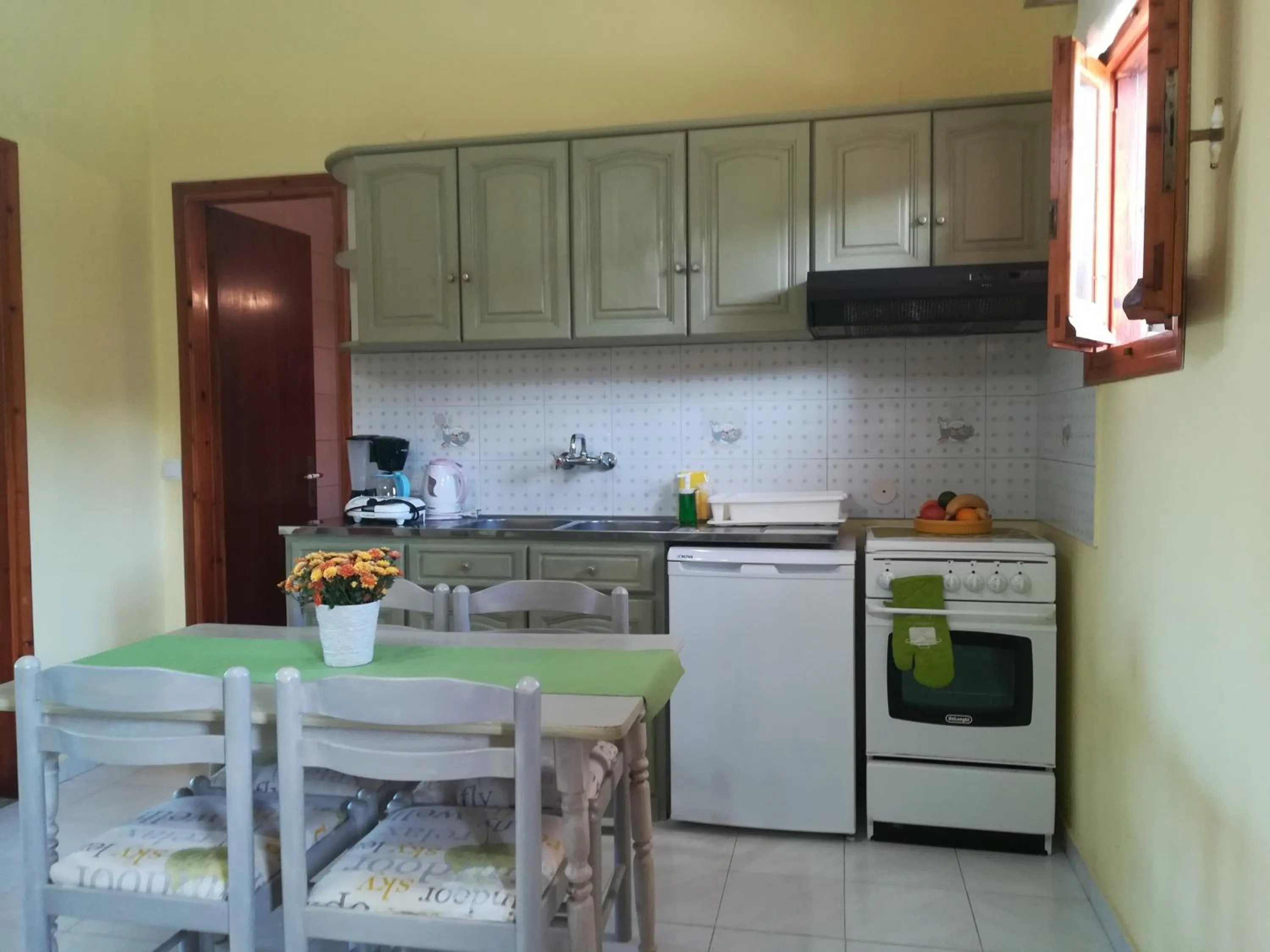 Kitchen or kitchenette in Olga's Garden Apartments