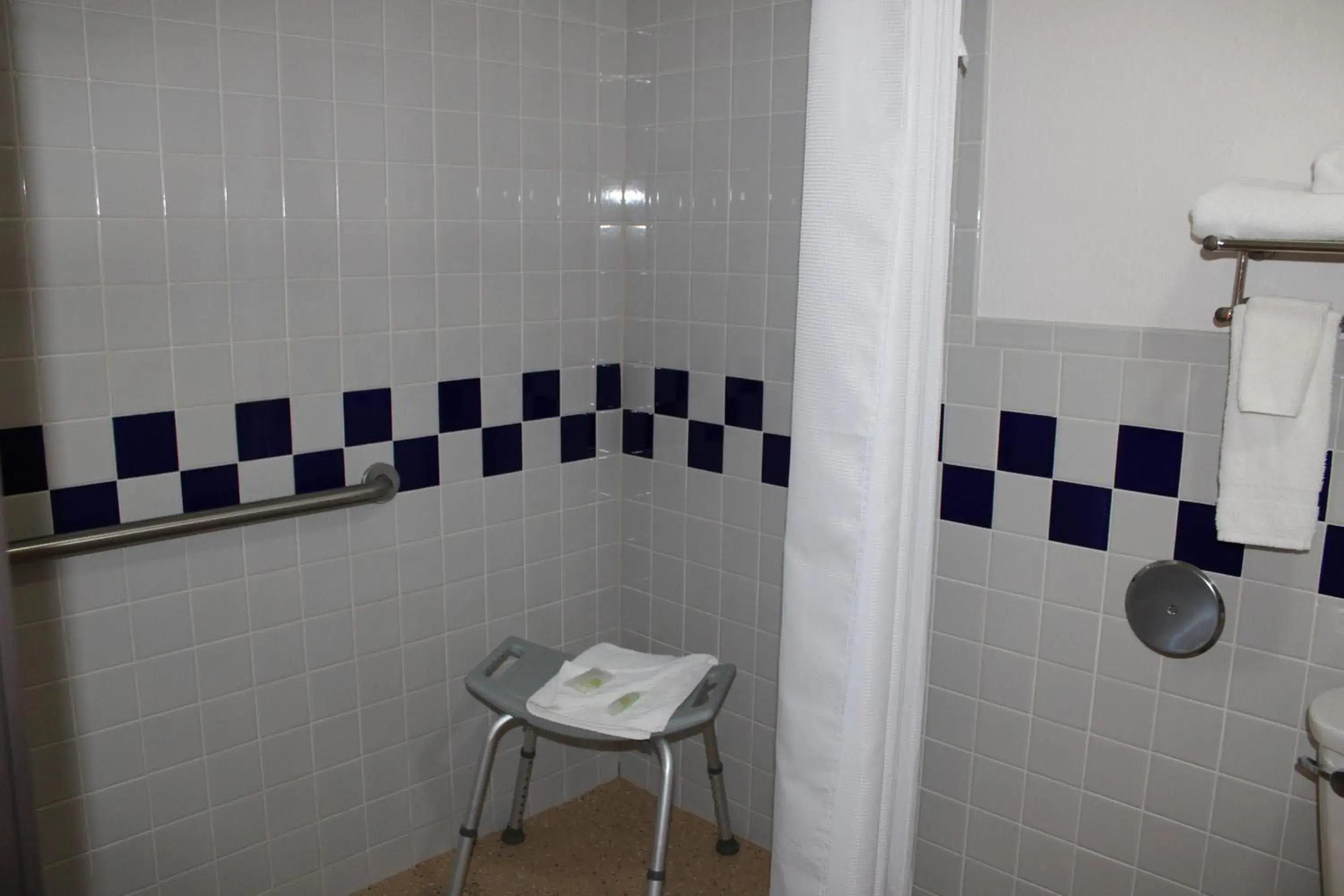 Queen Room - Disability Access in Can Am Inn Queen Room - Disability Access in Can Am Inn