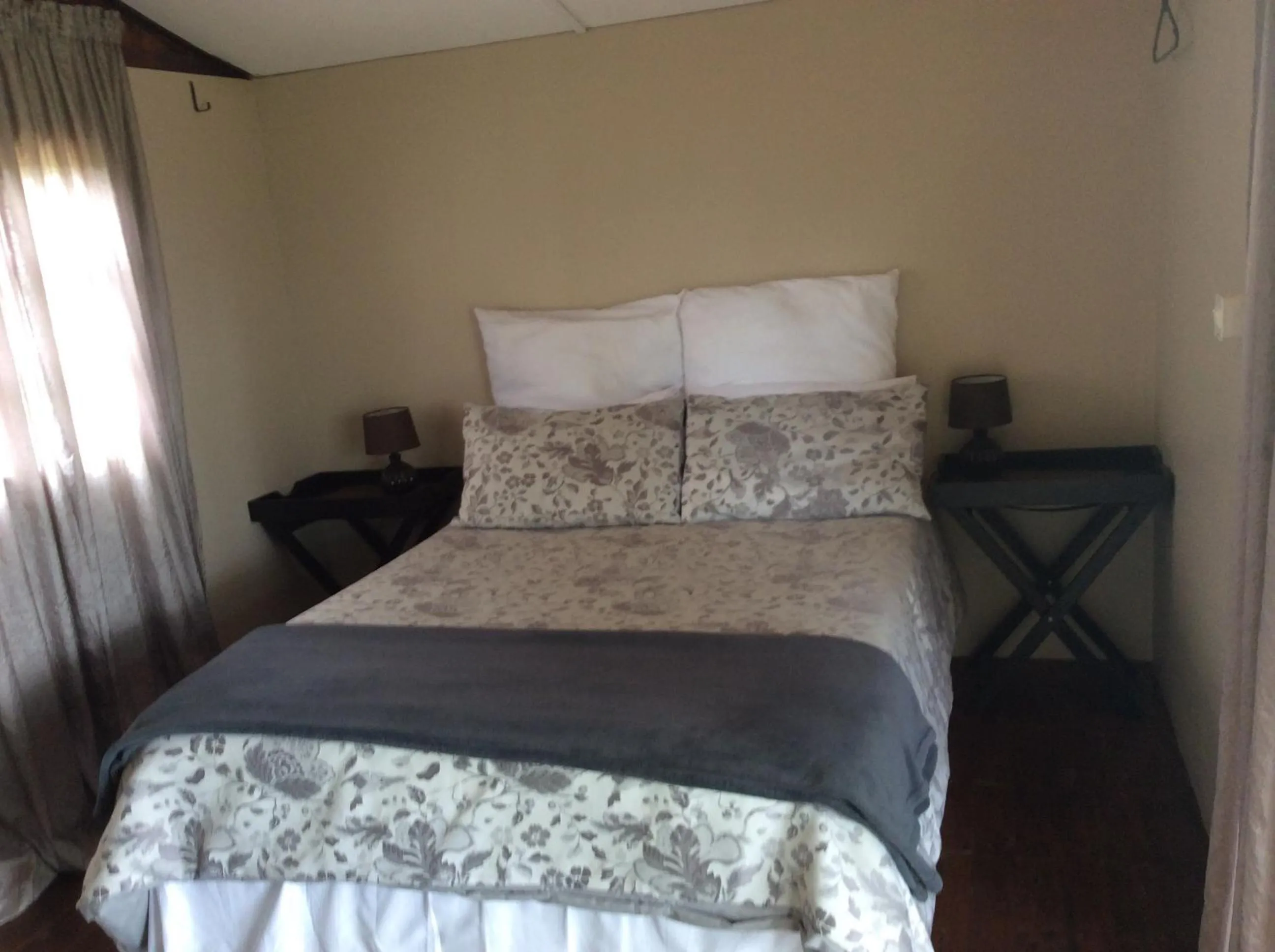 Garden view, Bed in Klein Paradys Lodge - Polokwane