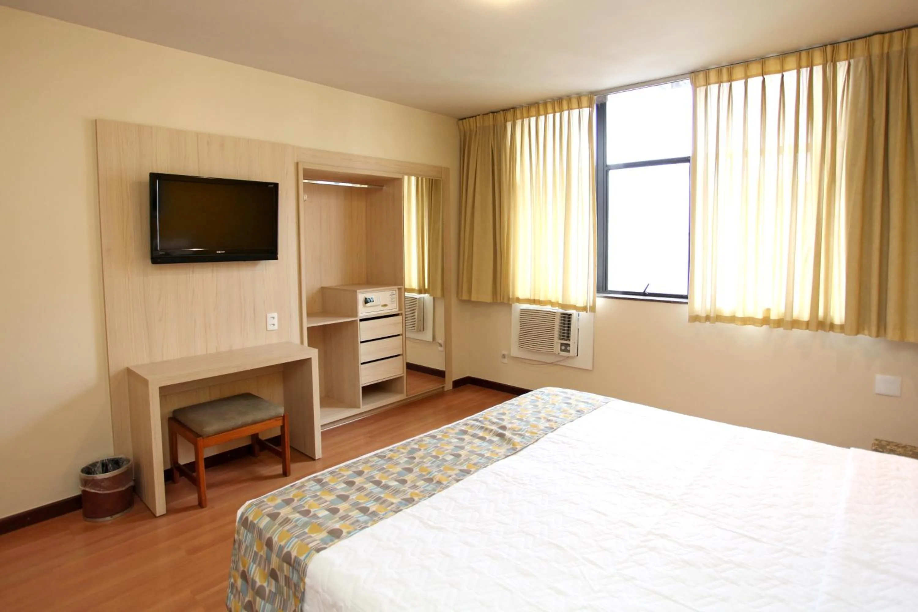 Communal lounge/ TV room, Bed in Mengo Palace Hotel