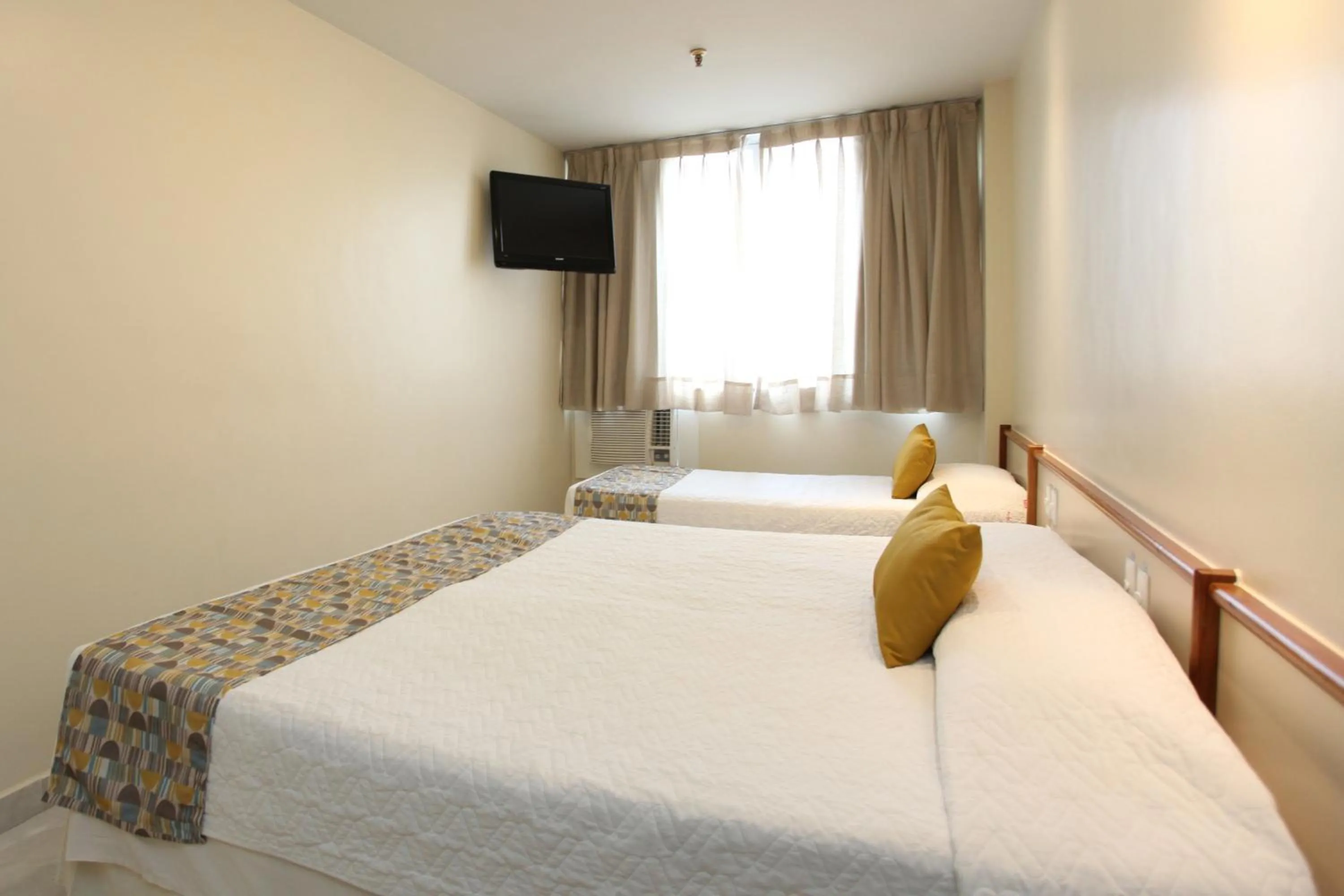 Communal lounge/ TV room, Bed in Mengo Palace Hotel