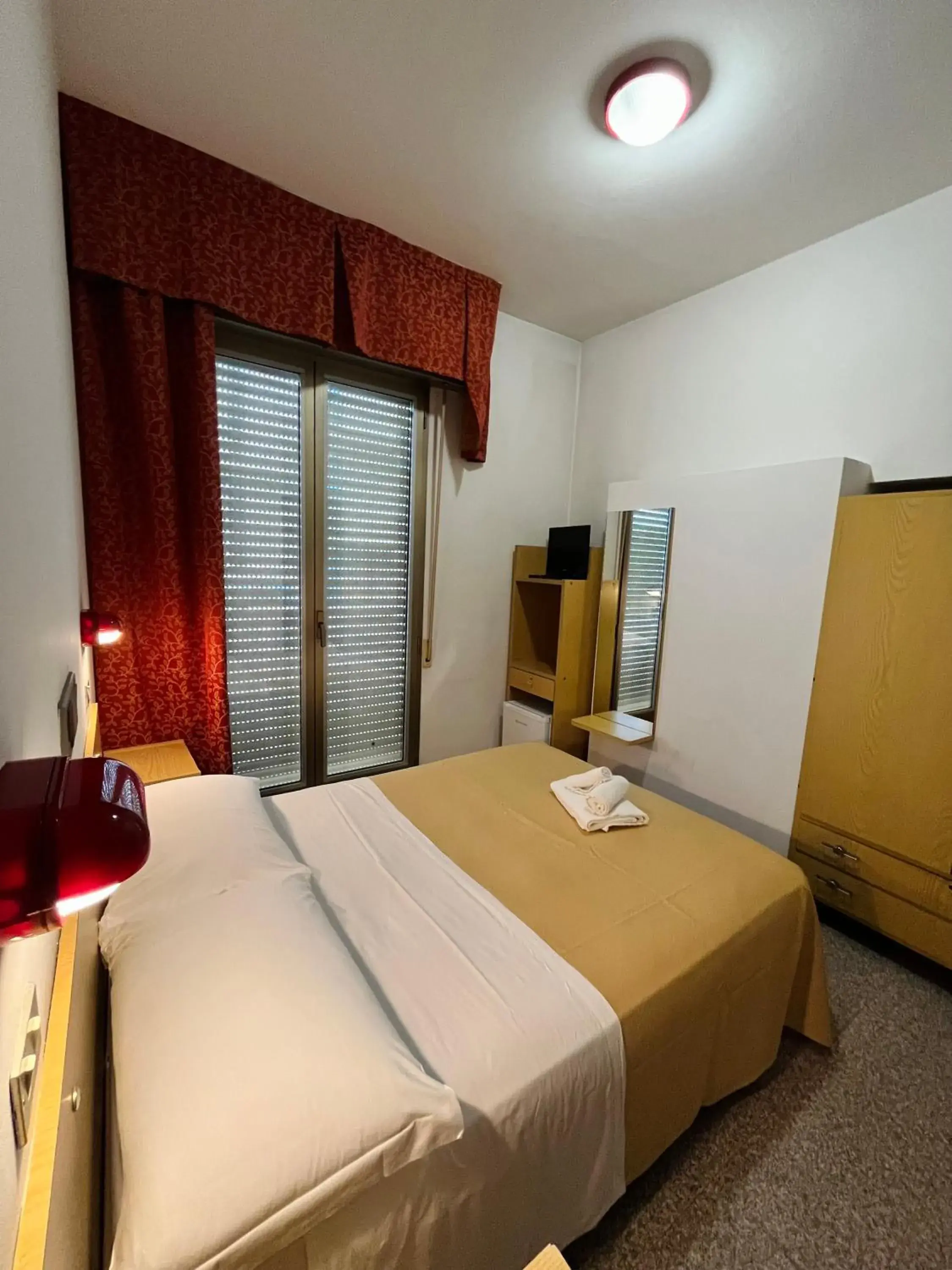 Small Double Room in Hotel Columbia Frontemare Small Double Room in Hotel Columbia Frontemare