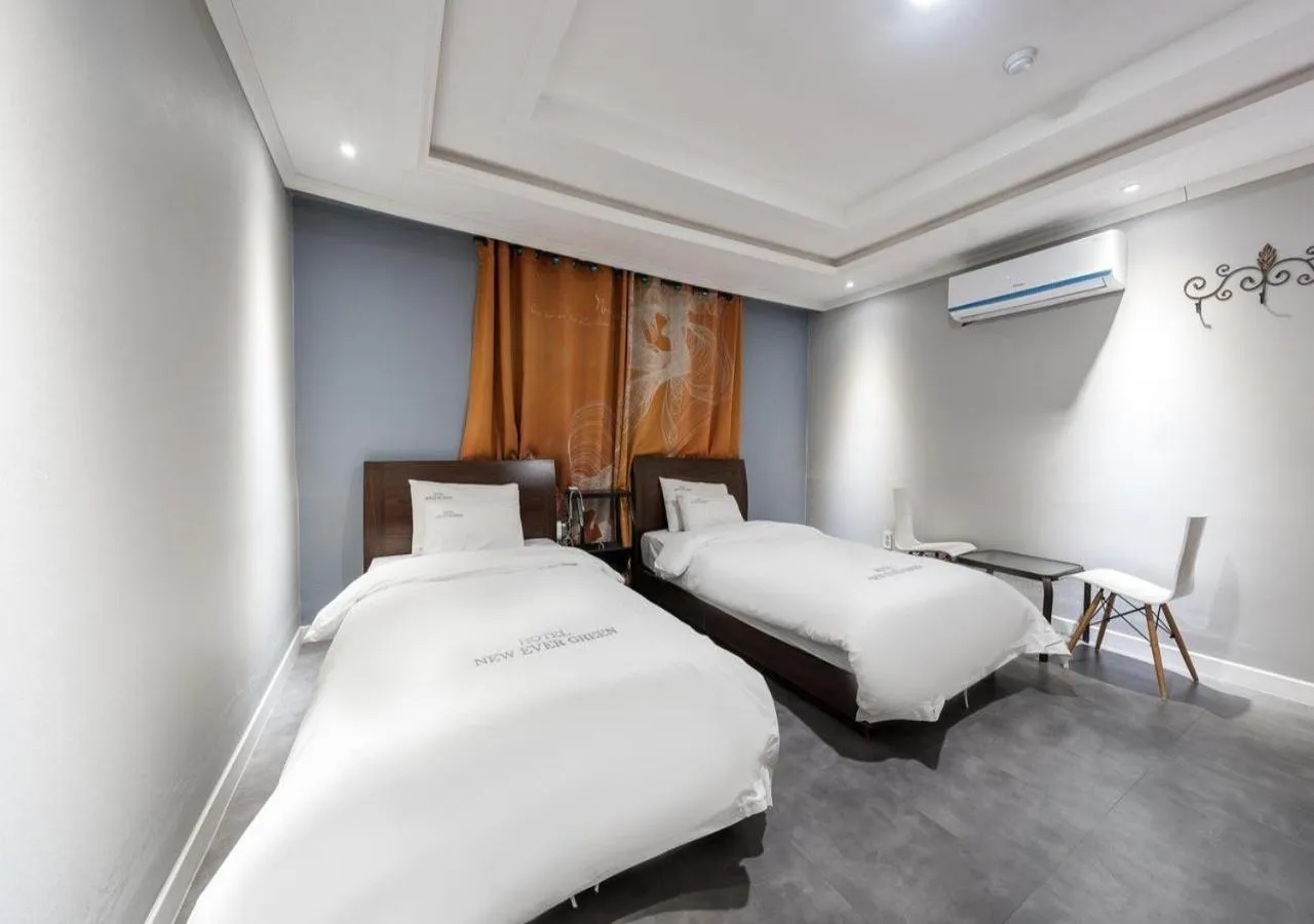 Bedroom, Bed in Mokpo New Evergreen Hotel