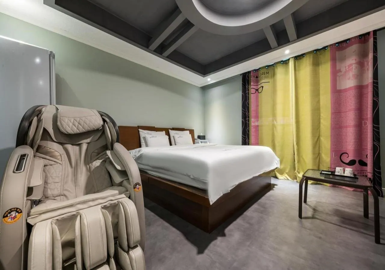 Bedroom, Bed in Mokpo New Evergreen Hotel
