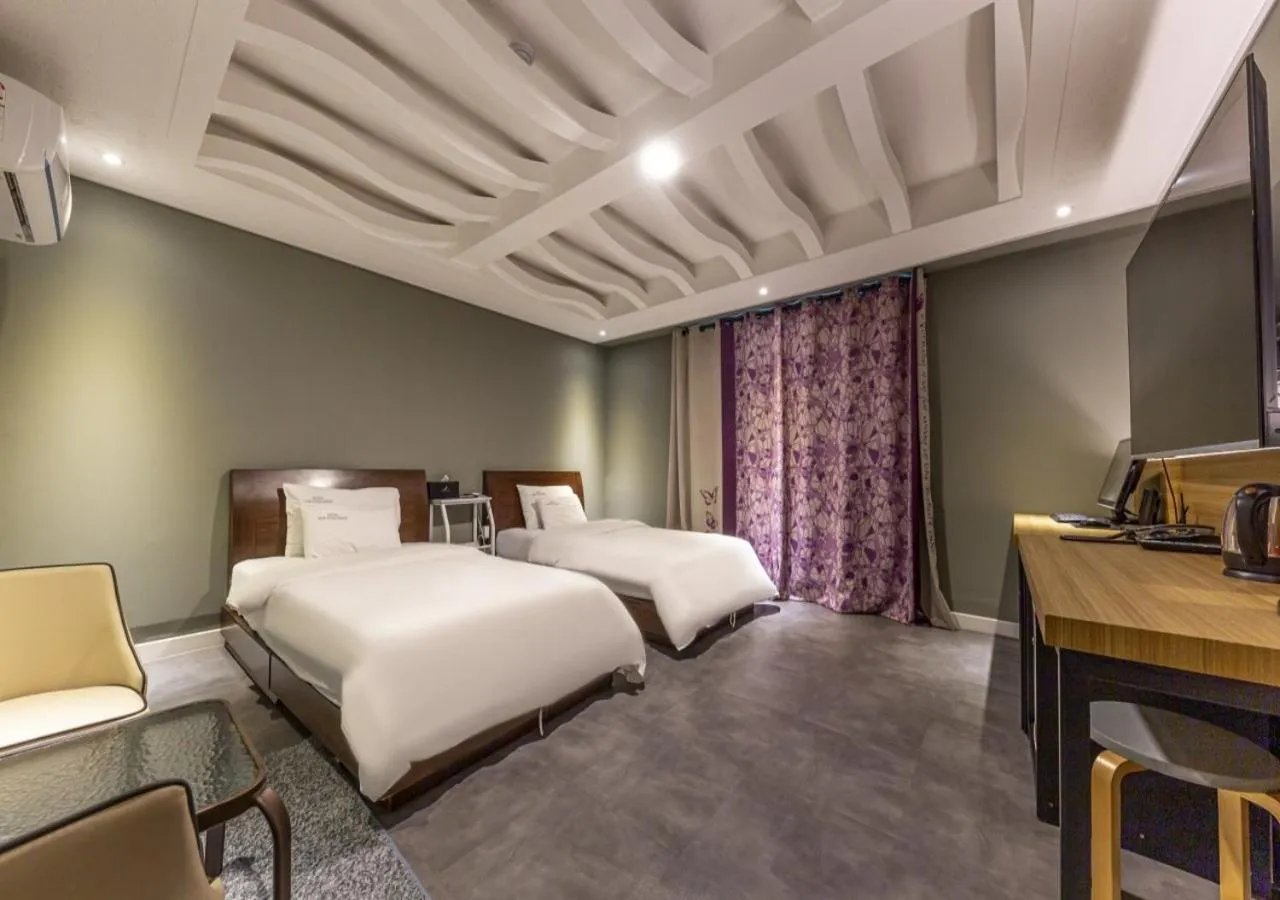 Bedroom, Bed in Mokpo New Evergreen Hotel