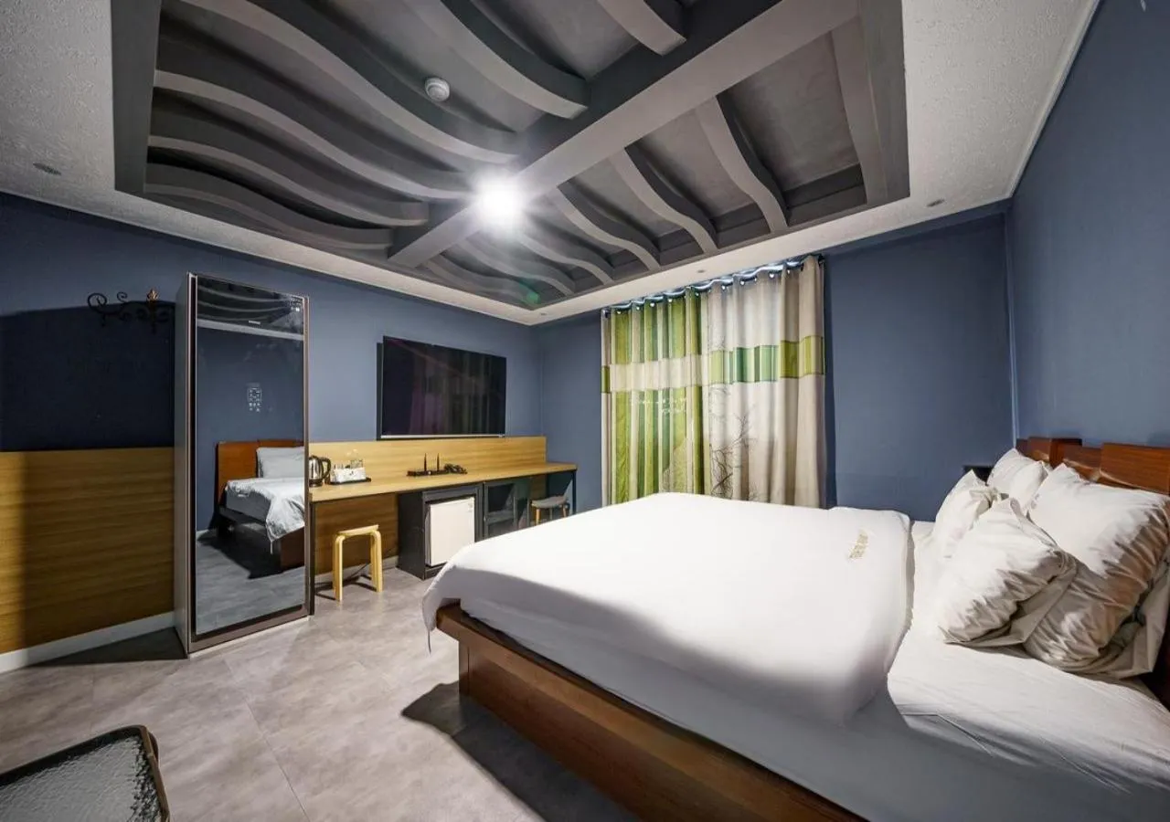 Bedroom, Bed in Mokpo New Evergreen Hotel