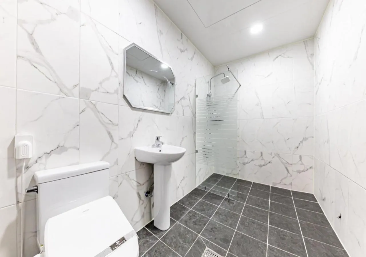 Bathroom in Mokpo New Evergreen Hotel