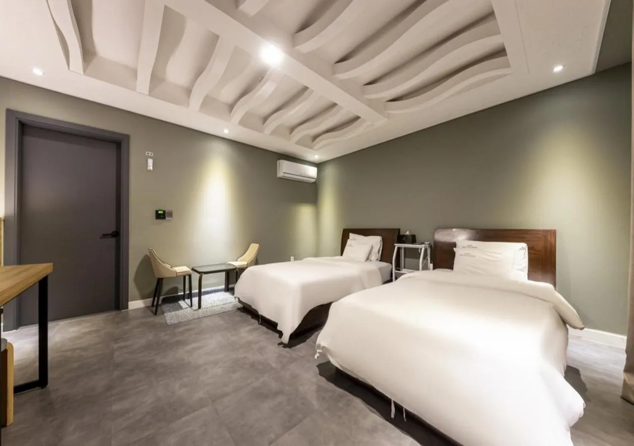 Bedroom, Bed in Mokpo New Evergreen Hotel