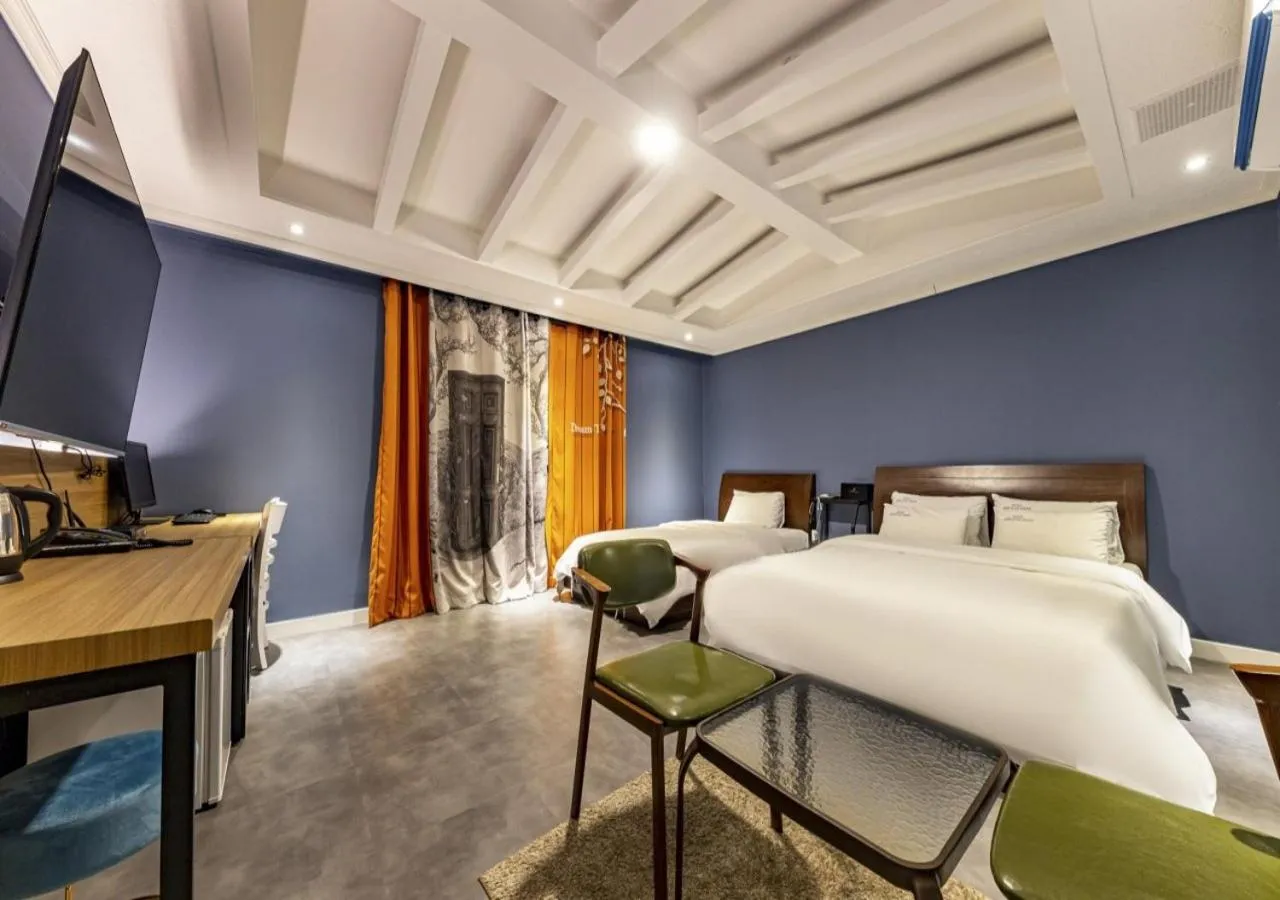 Bedroom, Bed in Mokpo New Evergreen Hotel