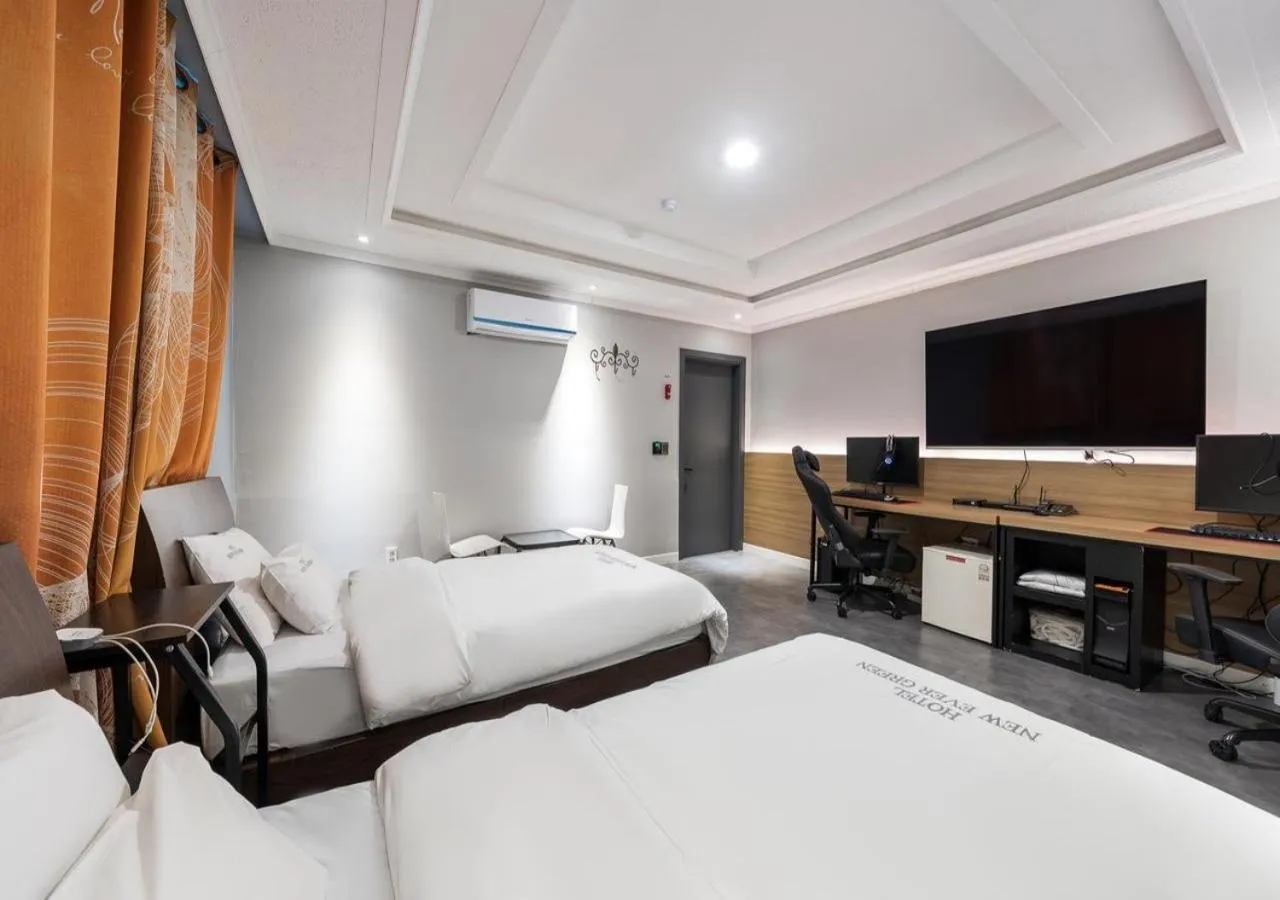 Bedroom, Bed in Mokpo New Evergreen Hotel