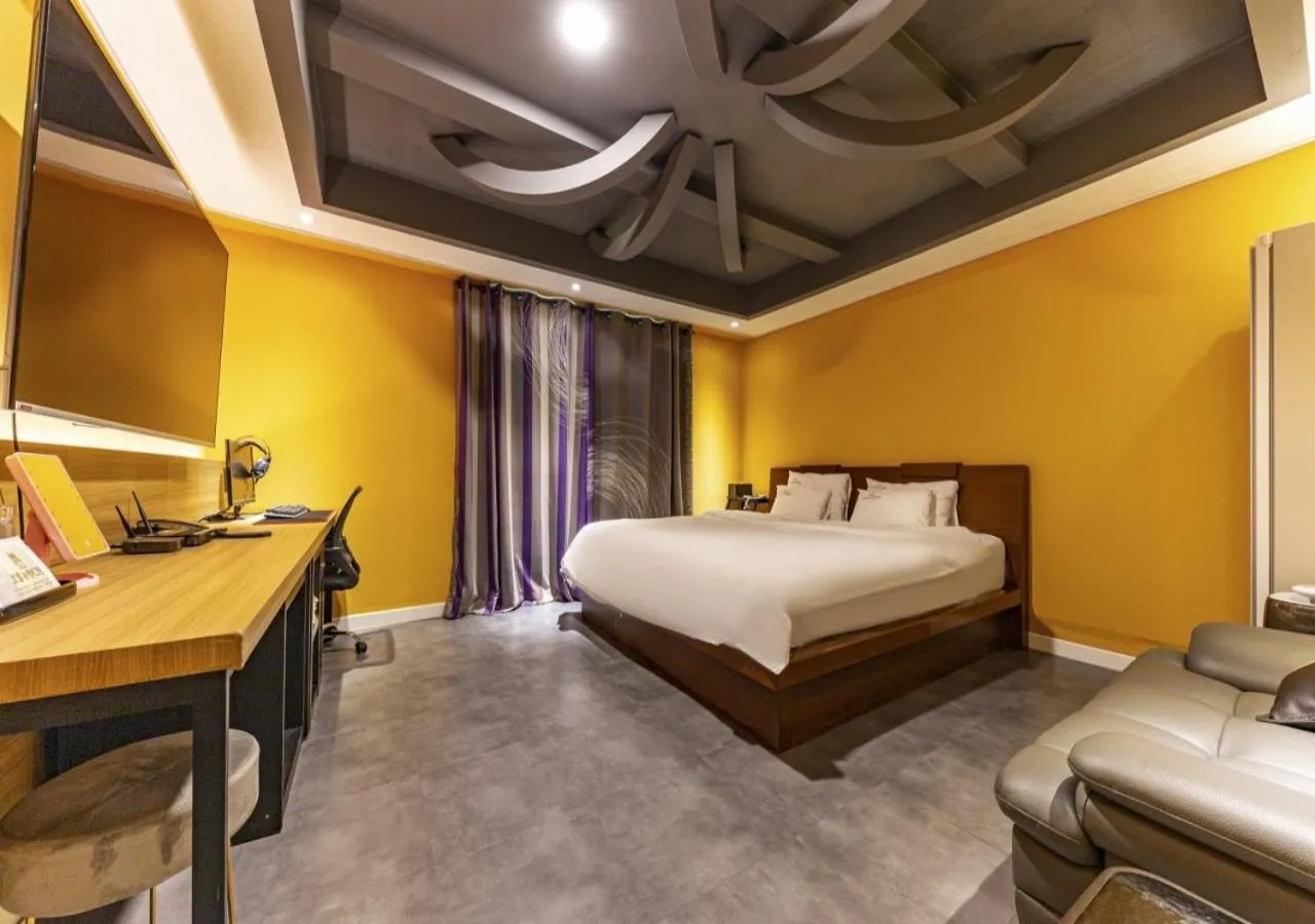 Bedroom, Bed in Mokpo New Evergreen Hotel