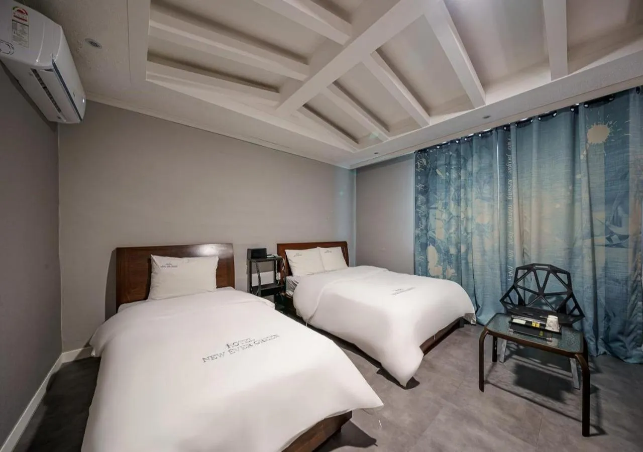 Bedroom, Bed in Mokpo New Evergreen Hotel