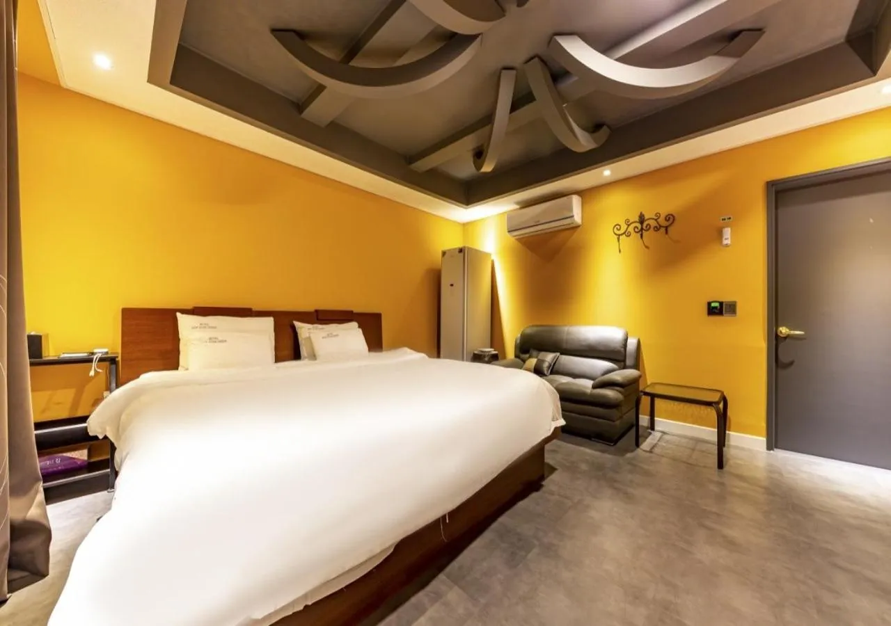 Bedroom, Bed in Mokpo New Evergreen Hotel