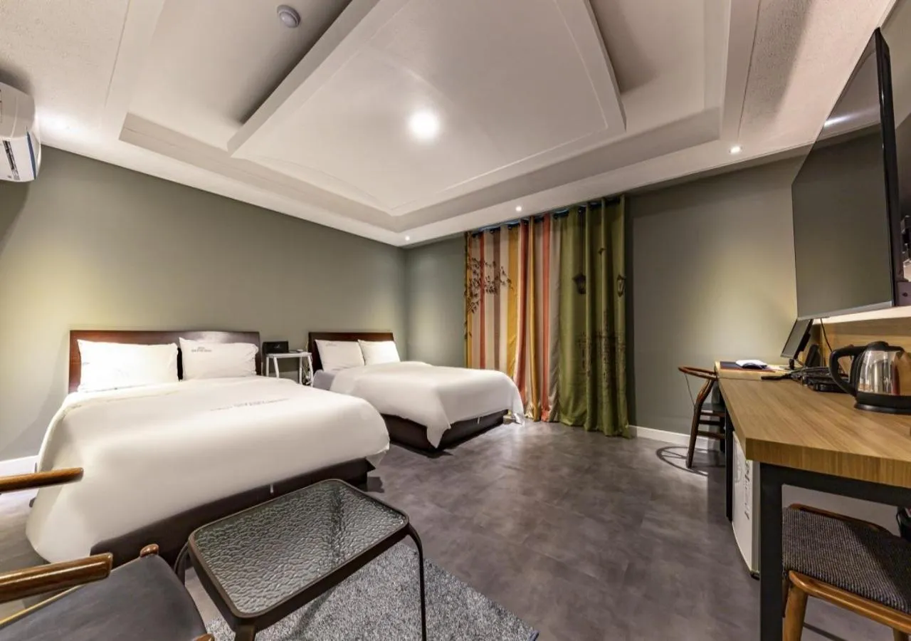 Bedroom, Bed in Mokpo New Evergreen Hotel