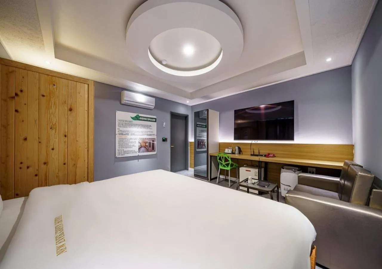 Bedroom, Bed in Mokpo New Evergreen Hotel
