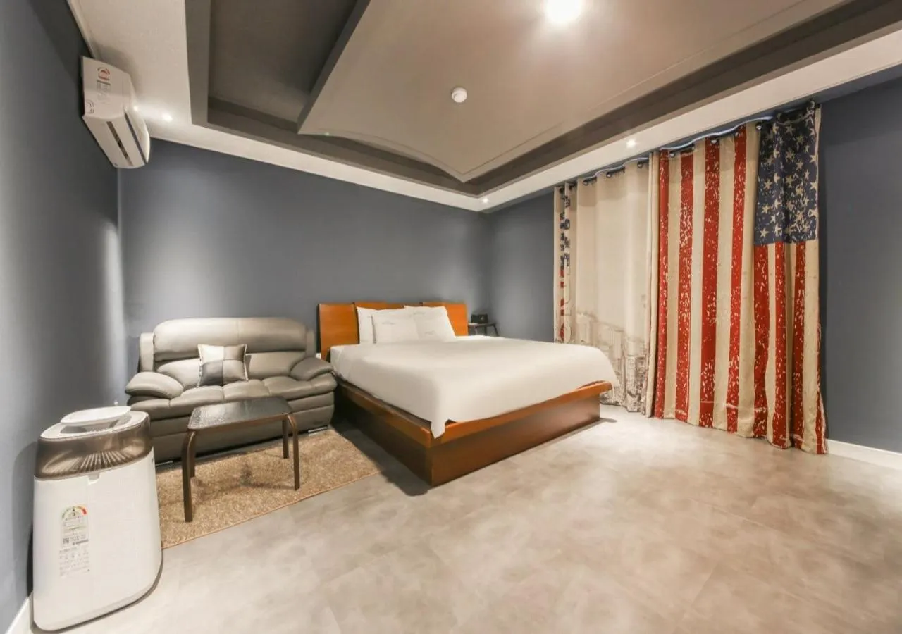 Bedroom, Bed in Mokpo New Evergreen Hotel