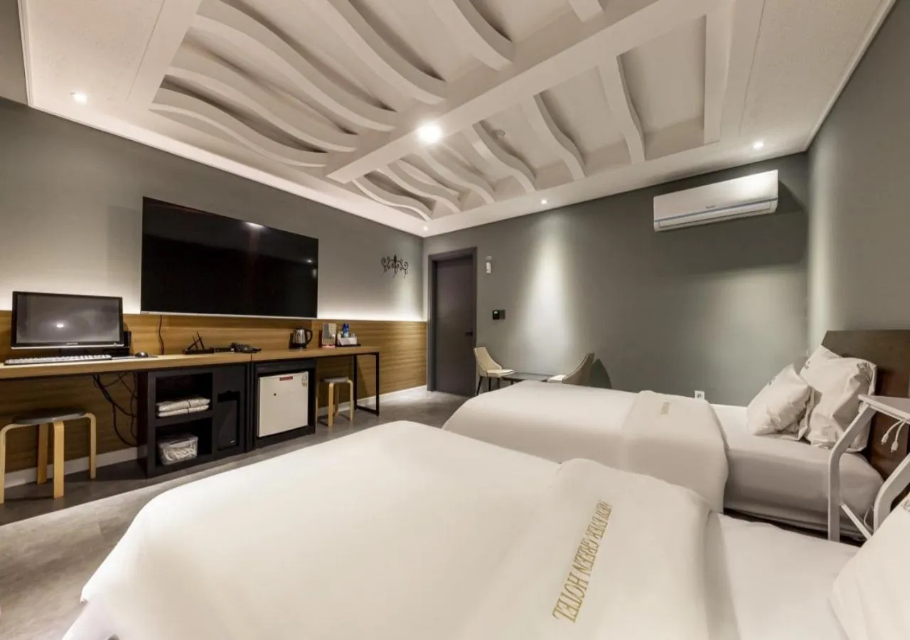 Bedroom, Bed in Mokpo New Evergreen Hotel